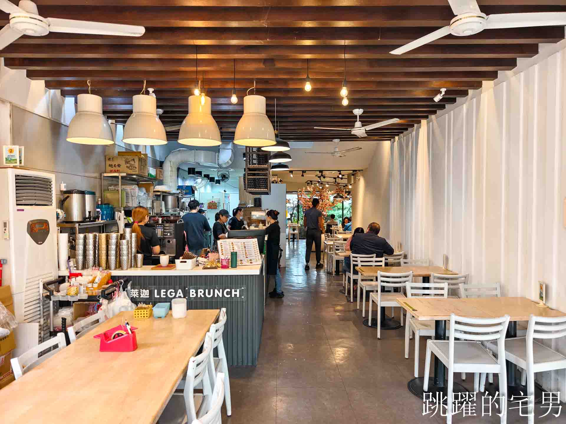 [花蓮早午餐]萊迦早午餐-大片落地窗綠意盎然舒服空間，超好聊天花蓮平價早午餐