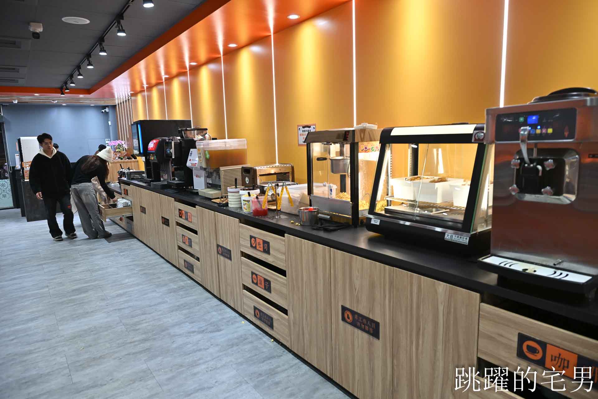 [花蓮美食]小時厚牛排花蓮福町店-開到凌晨12點花蓮平價牛排吃到飽，190元起附餐咖哩飯、吐司、霜淇淋、現作熱騰騰鐵板麵隨你吃，還有免費停車場，花蓮宵夜、花蓮下午有營業餐廳