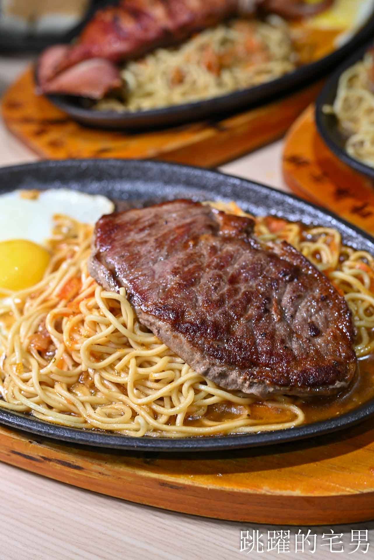 [花蓮美食]小時厚牛排花蓮福町店-開到凌晨12點花蓮平價牛排吃到飽，190元起附餐咖哩飯、吐司、霜淇淋、現作熱騰騰鐵板麵隨你吃，還有免費停車場，花蓮宵夜、花蓮下午有營業餐廳