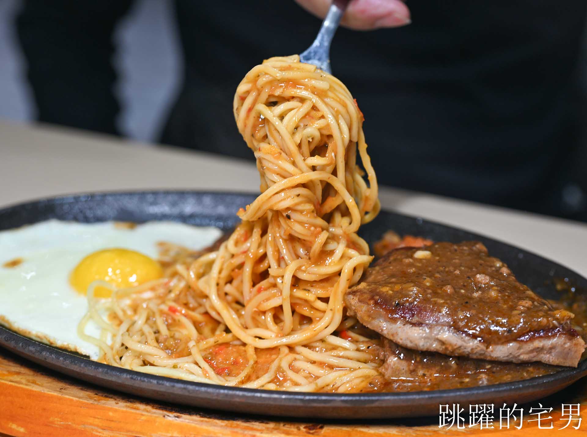 [花蓮美食]小時厚牛排花蓮福町店-開到凌晨12點花蓮平價牛排吃到飽，190元起附餐咖哩飯、吐司、霜淇淋、現作熱騰騰鐵板麵隨你吃，還有免費停車場，花蓮宵夜、花蓮下午有營業餐廳