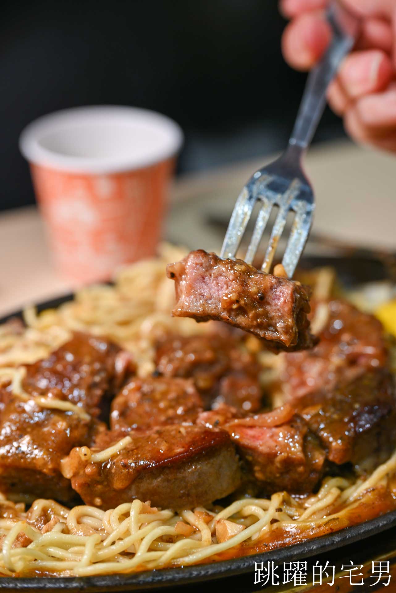 [花蓮美食]小時厚牛排花蓮福町店-開到凌晨12點花蓮平價牛排吃到飽，190元起附餐咖哩飯、吐司、霜淇淋、現作熱騰騰鐵板麵隨你吃，還有免費停車場，花蓮宵夜、花蓮下午有營業餐廳