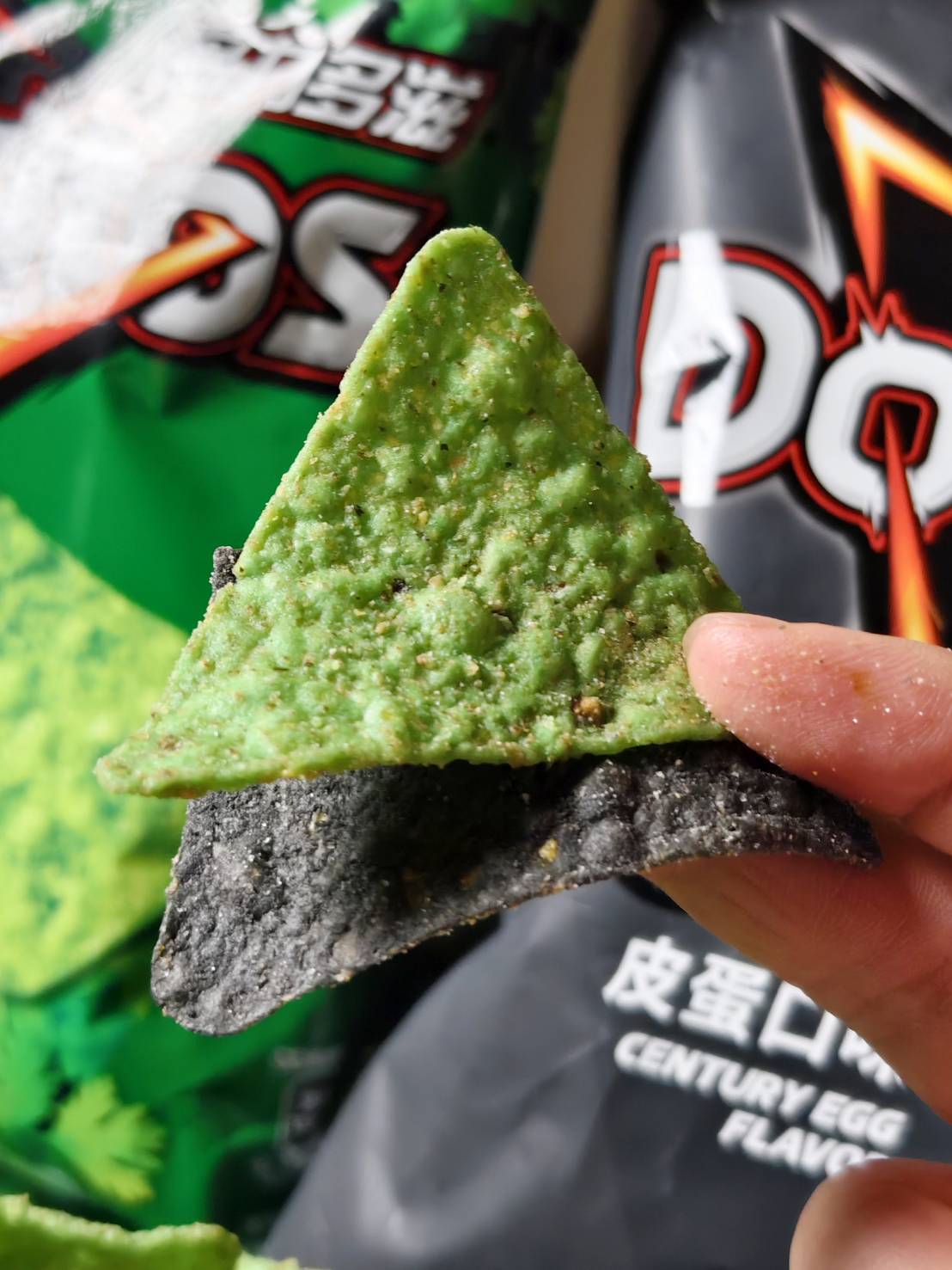 [7-11新品開箱] 台灣零食沒極限，皮蛋香菜多力多滋 太狂了，加上香菜一起吃會怎樣呢?