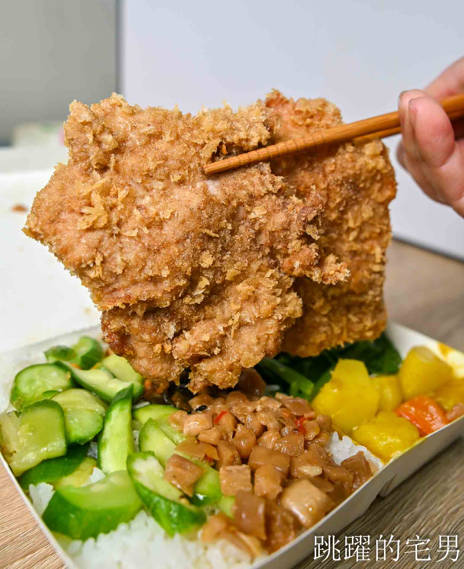 [吉安美食]富麗正記便當-好吃花蓮便當份量夠，必點燒肉便當，排骨份量多，大隻現炸雞腿吃很爽