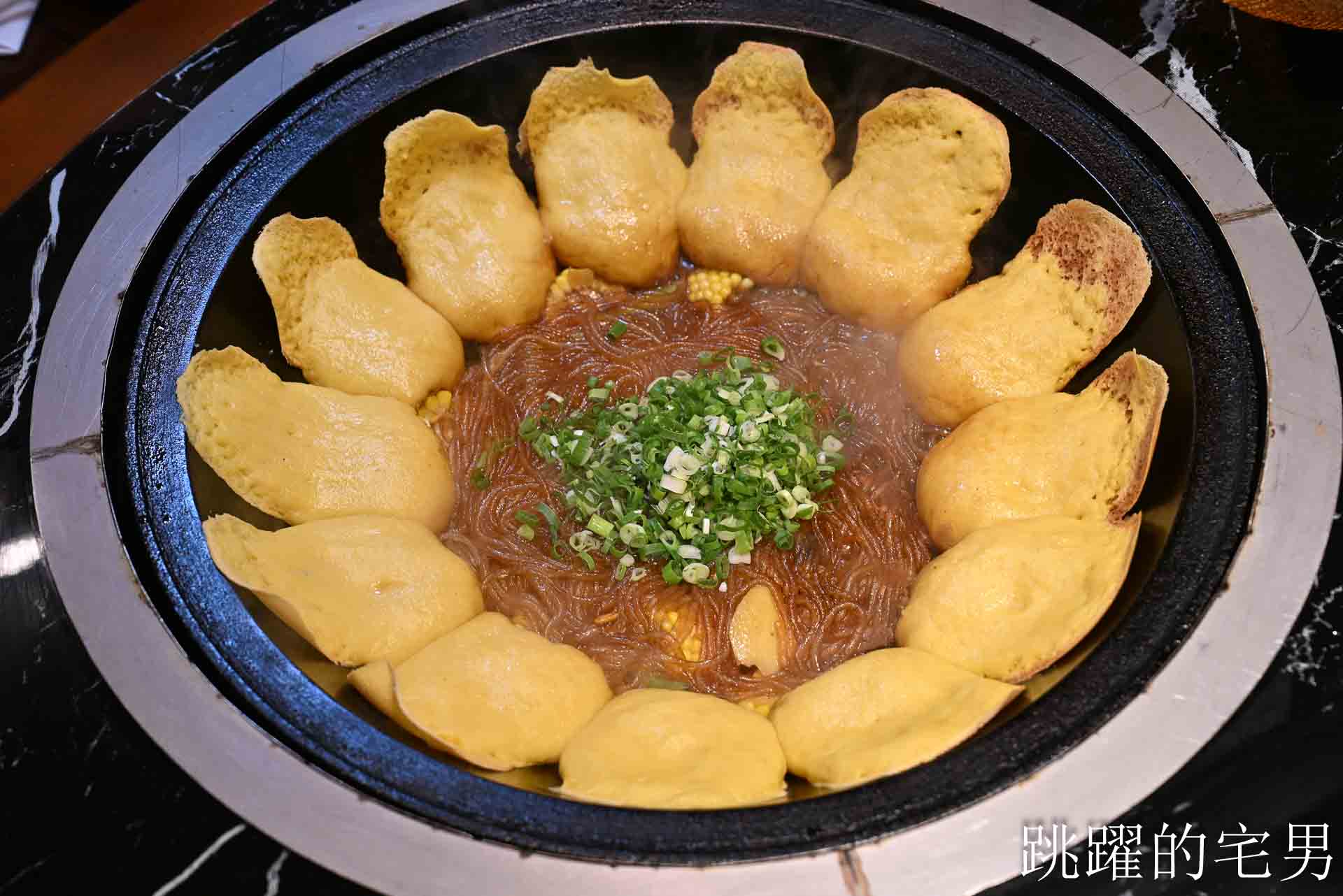 [新北三重美食]安慶小館鐵鍋燉私房菜- 新北市東北菜一位難求，等半年才吃到，現蒸花捲、撈拌海鮮、紅燒鵝肉馬鈴薯粉條好好吃