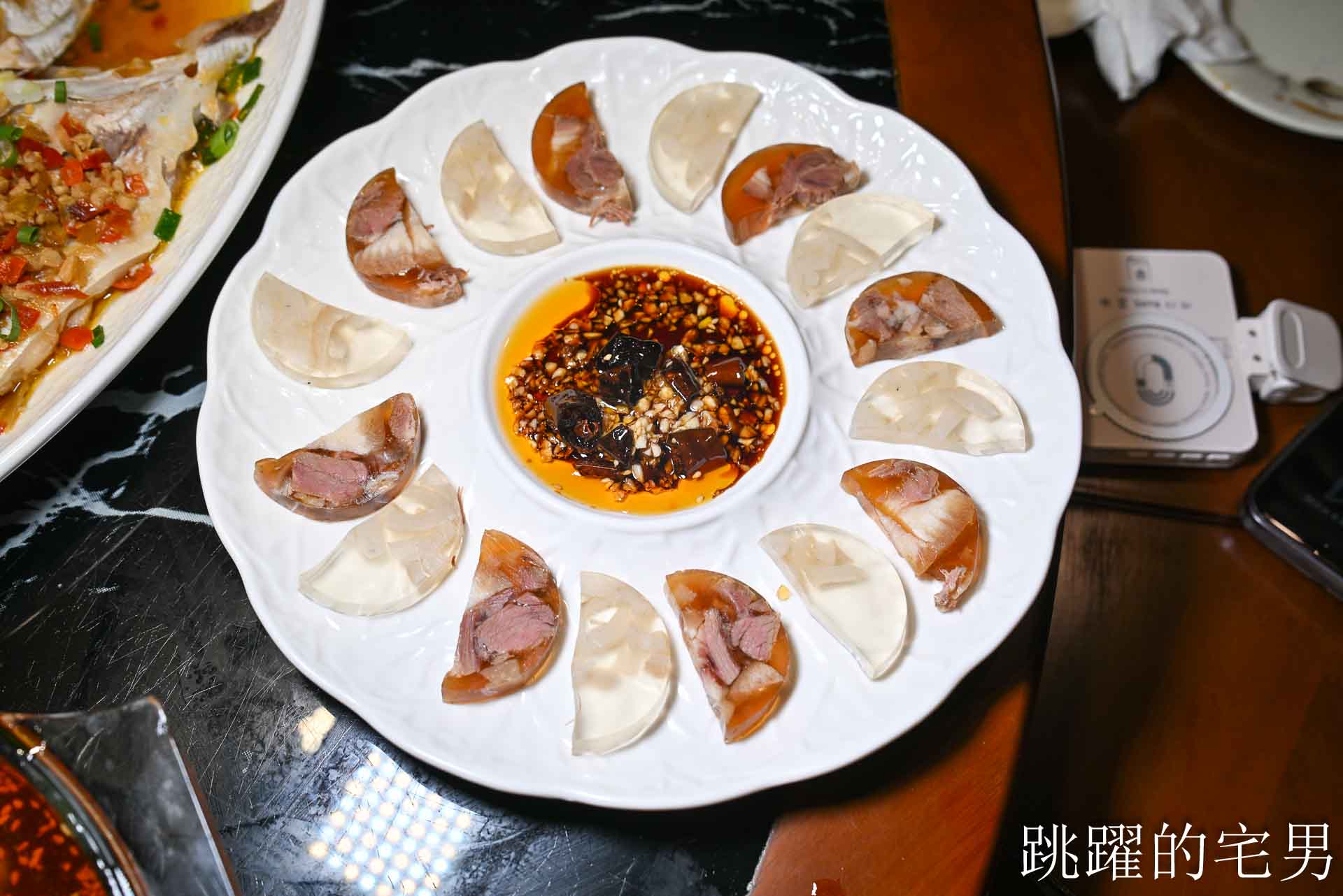 [新北三重美食]安慶小館鐵鍋燉私房菜- 新北市東北菜一位難求，等半年才吃到，現蒸花捲、撈拌海鮮、紅燒鵝肉馬鈴薯粉條好好吃