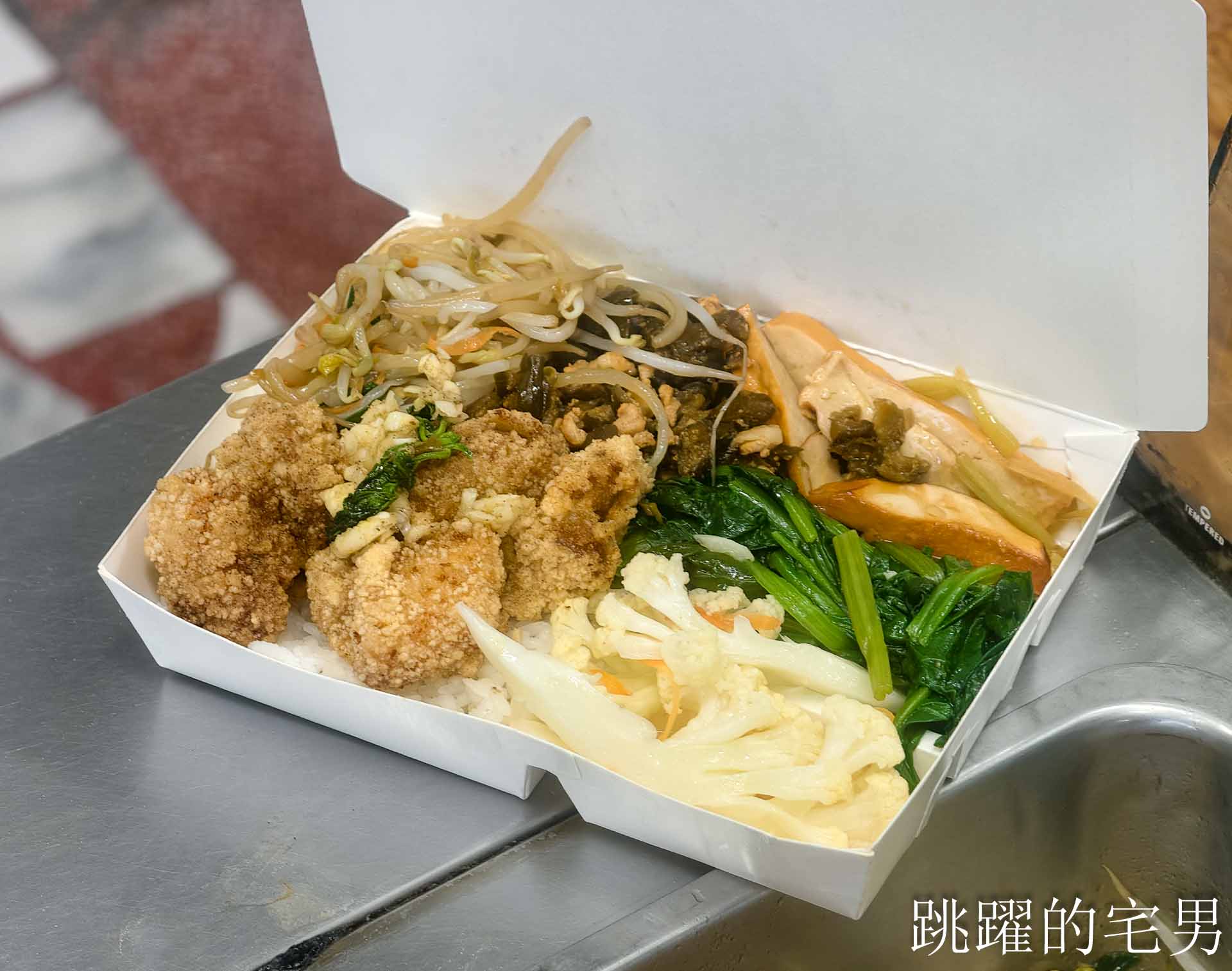 [吉安美食]富麗正記便當-好吃花蓮便當份量夠，必點燒肉便當，排骨份量多，大隻現炸雞腿吃很爽