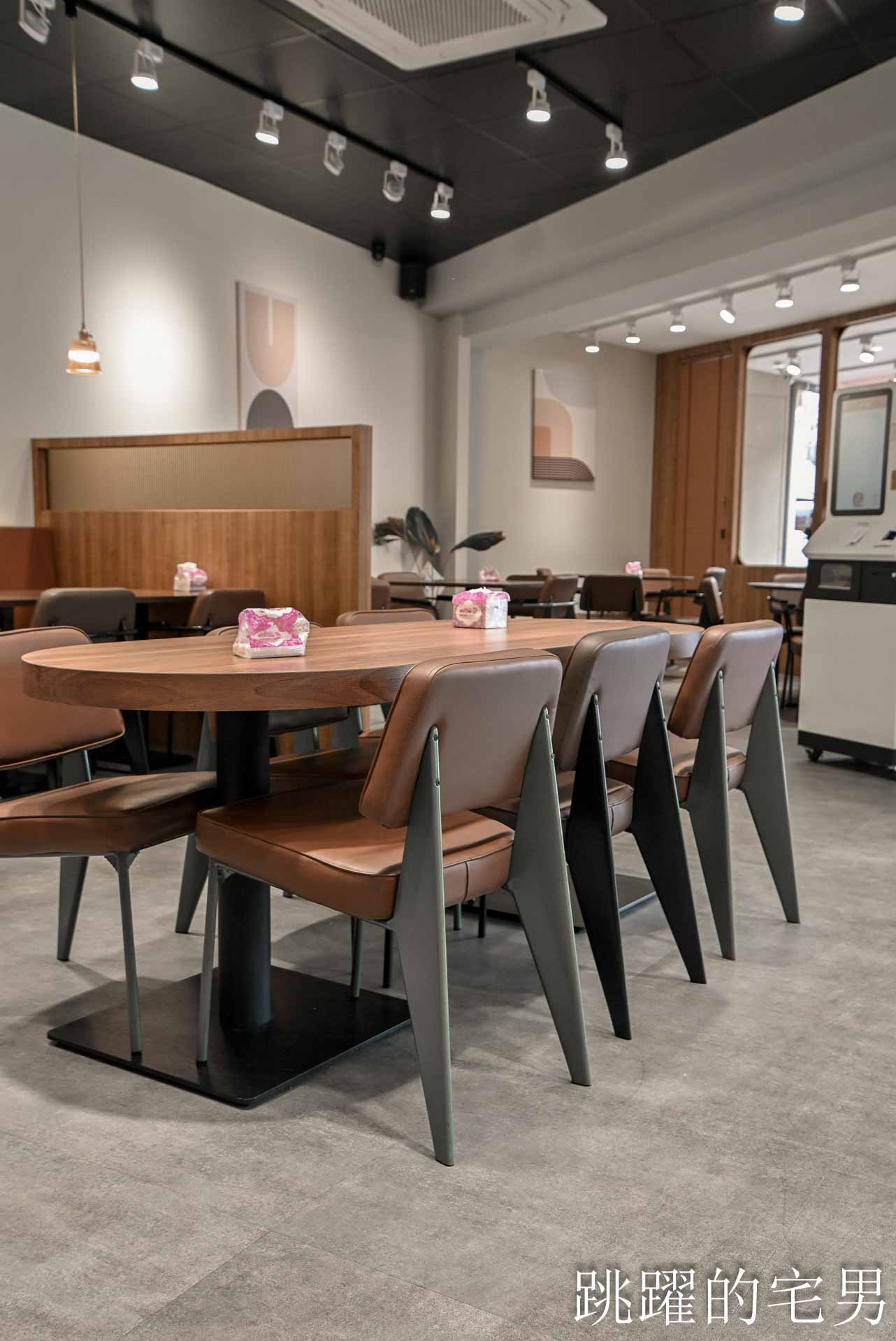 [花蓮美食]招弟大飯店-傳統平價小吃擁有高質感用餐空間，手工肉卷、滷雞爪也太好吃啦! 超浮誇滿載雞佛、鮮蚵、鮭魚子海鮮雞肉飯，鮮度直接破錶!  花蓮下午有營業餐廳