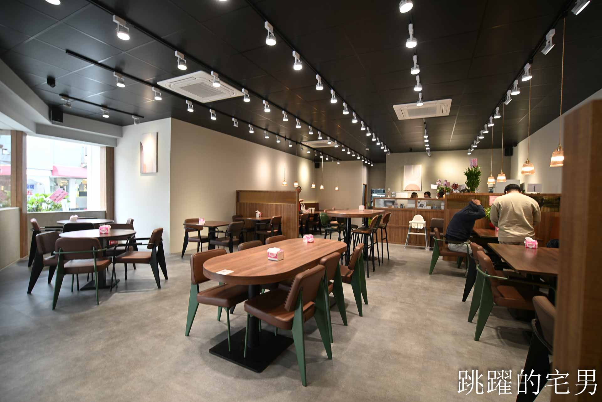 [花蓮美食]招弟大飯店-傳統平價小吃擁有高質感用餐空間，手工肉卷、滷雞爪也太好吃啦! 超浮誇滿載雞佛、鮮蚵、鮭魚子海鮮雞肉飯，鮮度直接破錶!  花蓮下午有營業餐廳