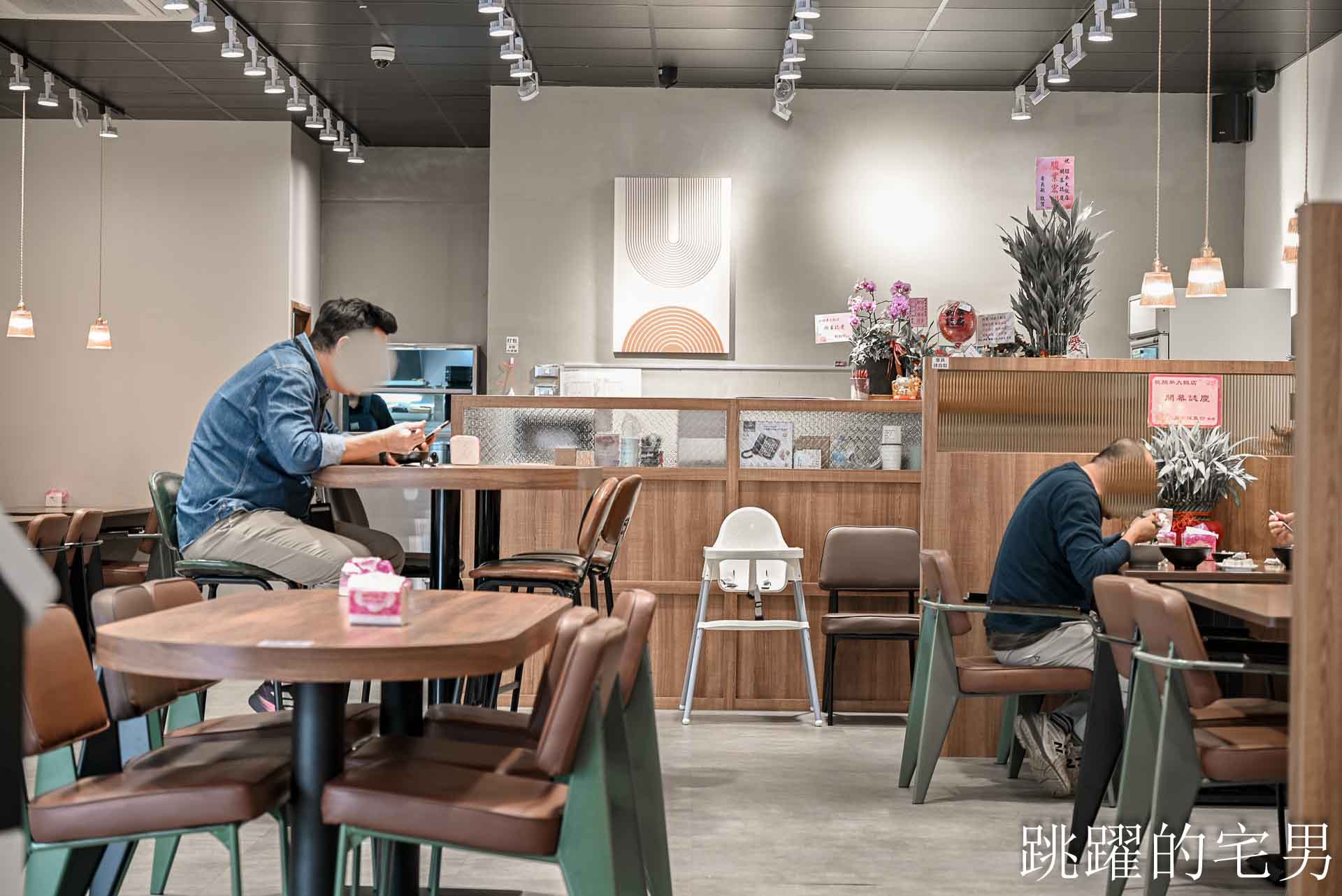 [花蓮美食]招弟大飯店-傳統平價小吃擁有高質感用餐空間，手工肉卷、滷雞爪也太好吃啦! 超浮誇滿載雞佛、鮮蚵、鮭魚子海鮮雞肉飯，鮮度直接破錶!  花蓮下午有營業餐廳