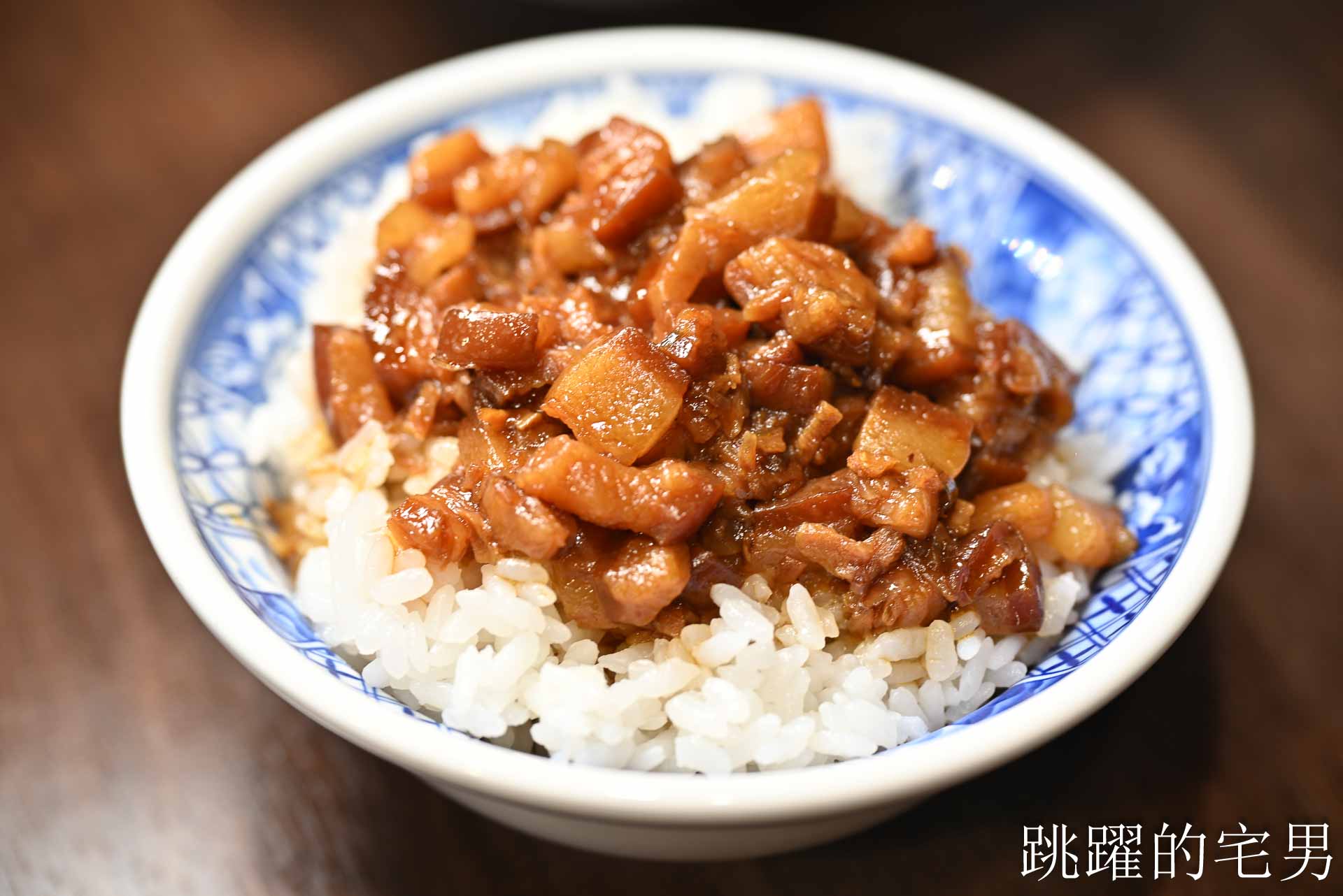 [花蓮美食]招弟大飯店-傳統平價小吃擁有高質感用餐空間，手工肉卷、滷雞爪也太好吃啦! 超浮誇滿載雞佛、鮮蚵、鮭魚子海鮮雞肉飯，鮮度直接破錶!  花蓮下午有營業餐廳