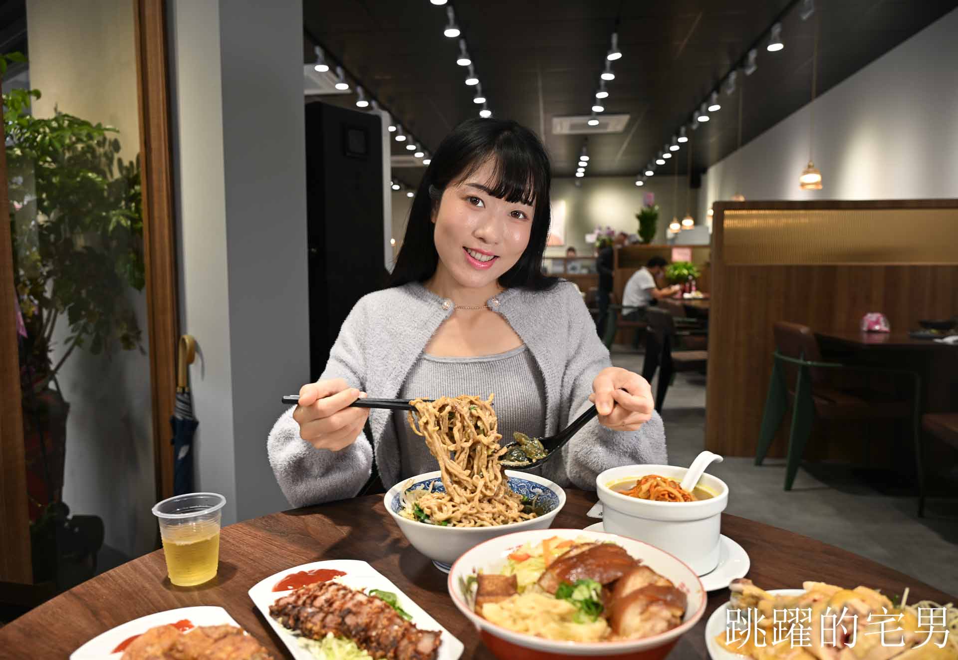 [花蓮美食]招弟大飯店-傳統平價小吃擁有高質感用餐空間，手工肉卷、滷雞爪也太好吃啦! 超浮誇滿載雞佛、鮮蚵、鮭魚子海鮮雞肉飯，鮮度直接破錶!  花蓮下午有營業餐廳