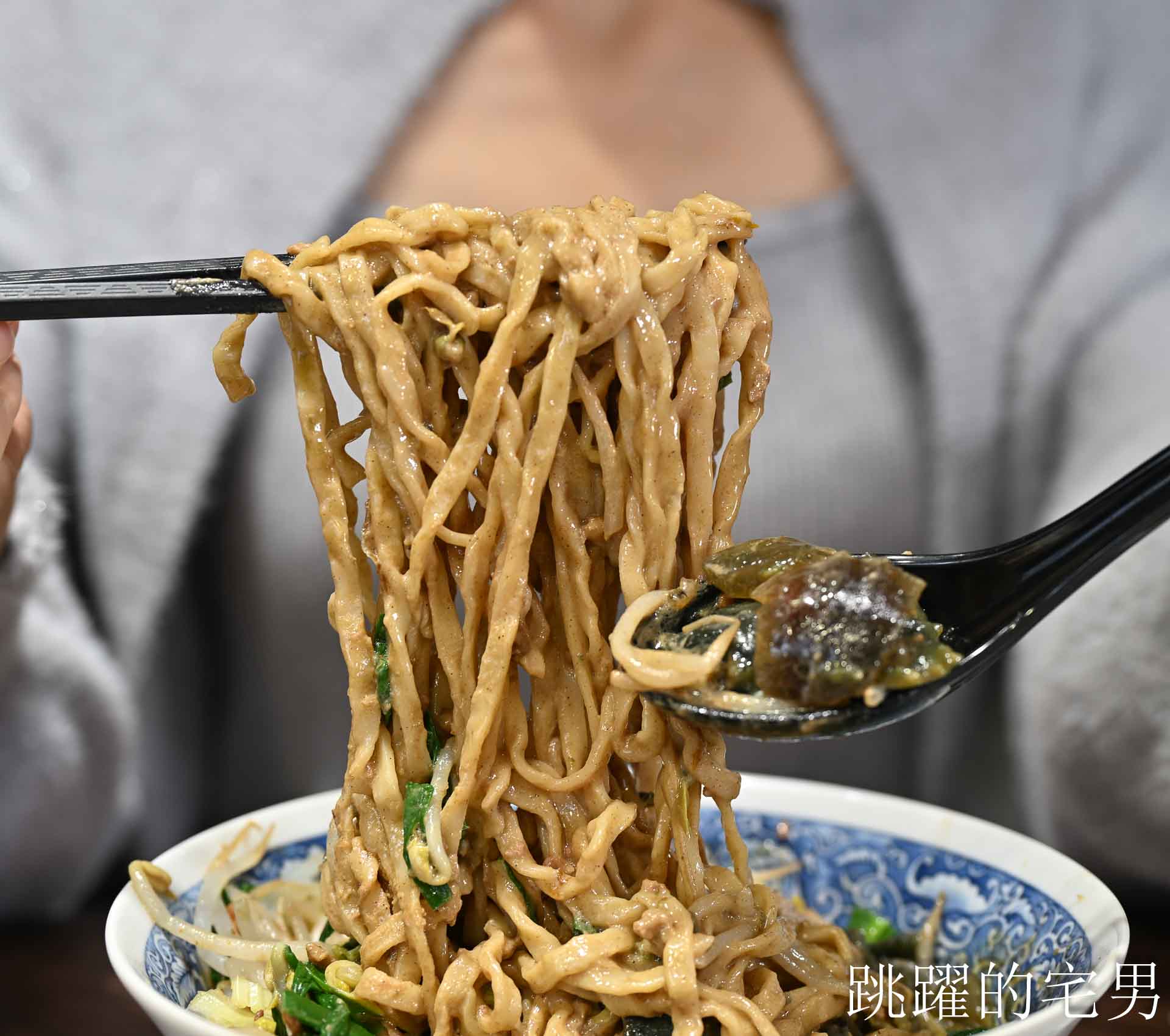 [花蓮美食]招弟大飯店-傳統平價小吃擁有高質感用餐空間，手工肉卷、滷雞爪也太好吃啦! 超浮誇滿載雞佛、鮮蚵、鮭魚子海鮮雞肉飯，鮮度直接破錶!  花蓮下午有營業餐廳