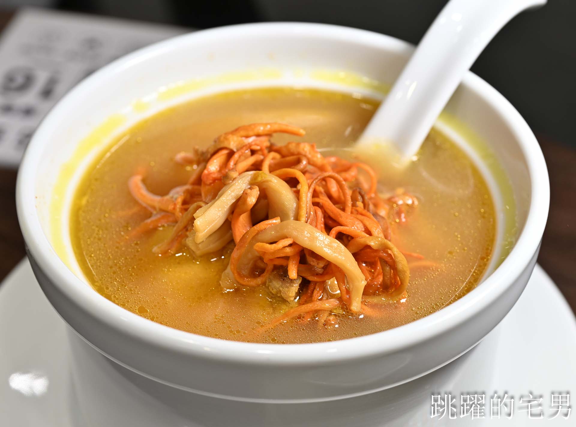 [花蓮美食]招弟大飯店-傳統平價小吃擁有高質感用餐空間，手工肉卷、滷雞爪也太好吃啦! 超浮誇滿載雞佛、鮮蚵、鮭魚子海鮮雞肉飯，鮮度直接破錶!  花蓮下午有營業餐廳