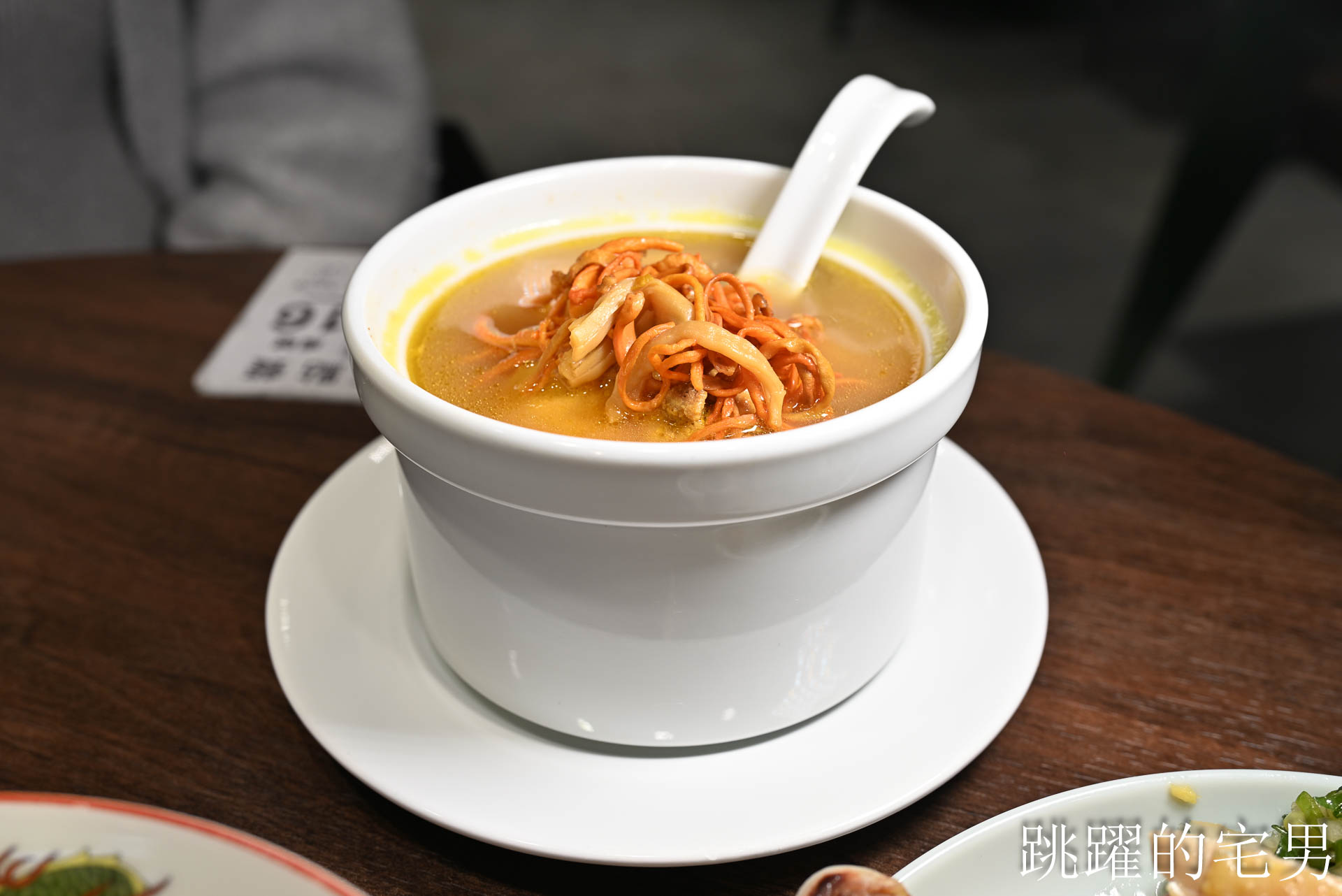 [花蓮美食]招弟大飯店-傳統平價小吃擁有高質感用餐空間，手工肉卷、滷雞爪也太好吃啦! 超浮誇滿載雞佛、鮮蚵、鮭魚子海鮮雞肉飯，鮮度直接破錶!  花蓮下午有營業餐廳