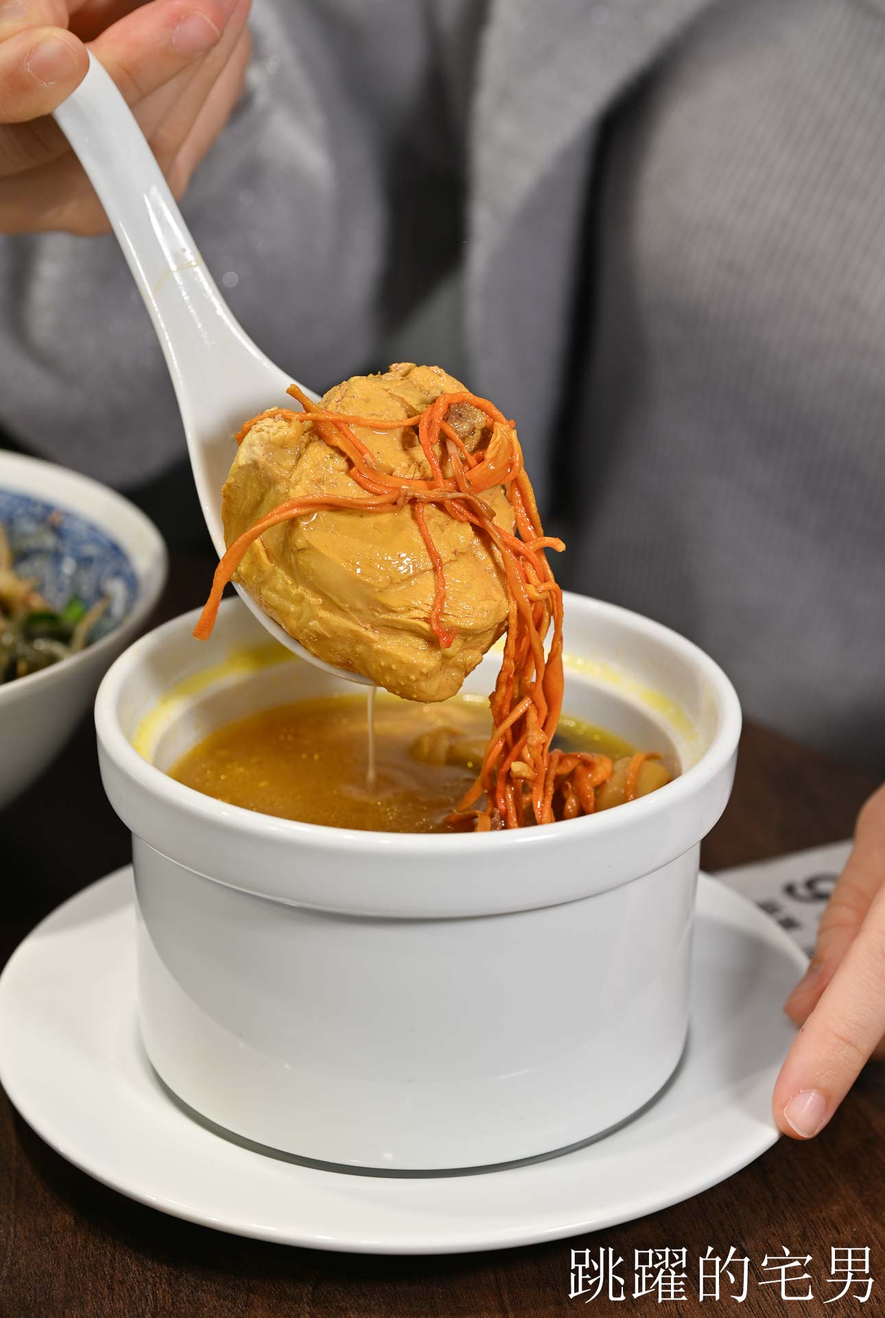 [花蓮美食]招弟大飯店-傳統平價小吃擁有高質感用餐空間，手工肉卷、滷雞爪也太好吃啦! 超浮誇滿載雞佛、鮮蚵、鮭魚子海鮮雞肉飯，鮮度直接破錶!  花蓮下午有營業餐廳