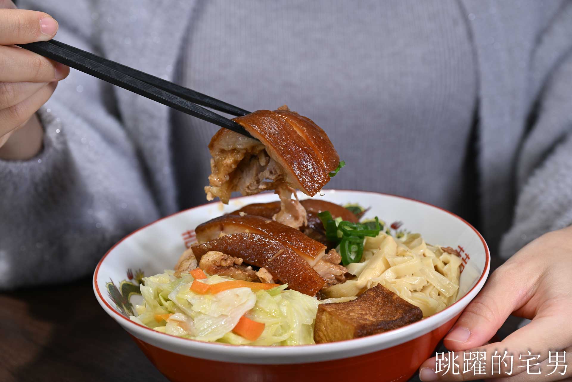 [花蓮美食]招弟大飯店-傳統平價小吃擁有高質感用餐空間，手工肉卷、滷雞爪也太好吃啦! 超浮誇滿載雞佛、鮮蚵、鮭魚子海鮮雞肉飯，鮮度直接破錶!  花蓮下午有營業餐廳