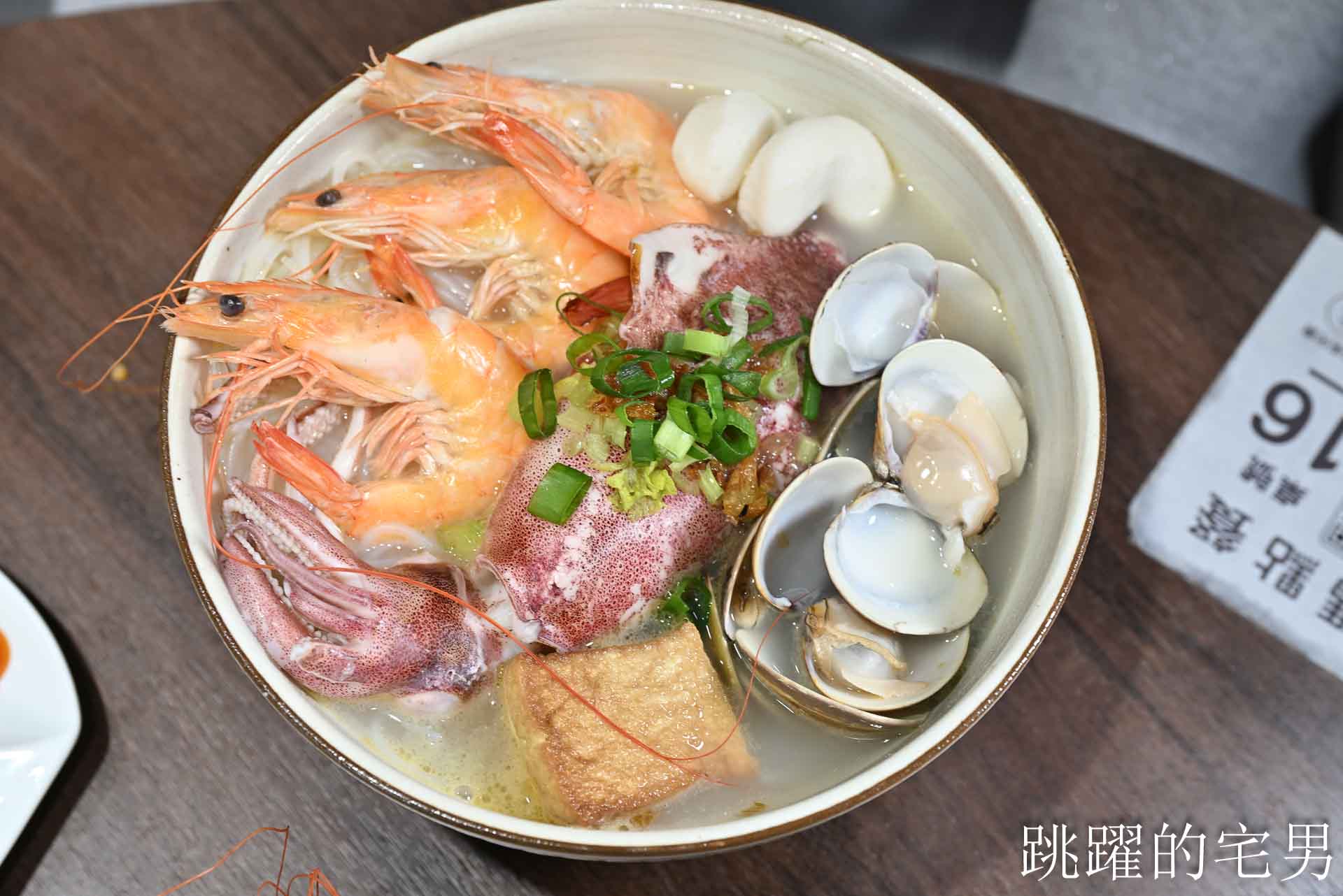 [花蓮美食]招弟大飯店-傳統平價小吃擁有高質感用餐空間，手工肉卷、滷雞爪也太好吃啦! 超浮誇滿載雞佛、鮮蚵、鮭魚子海鮮雞肉飯，鮮度直接破錶!  花蓮下午有營業餐廳