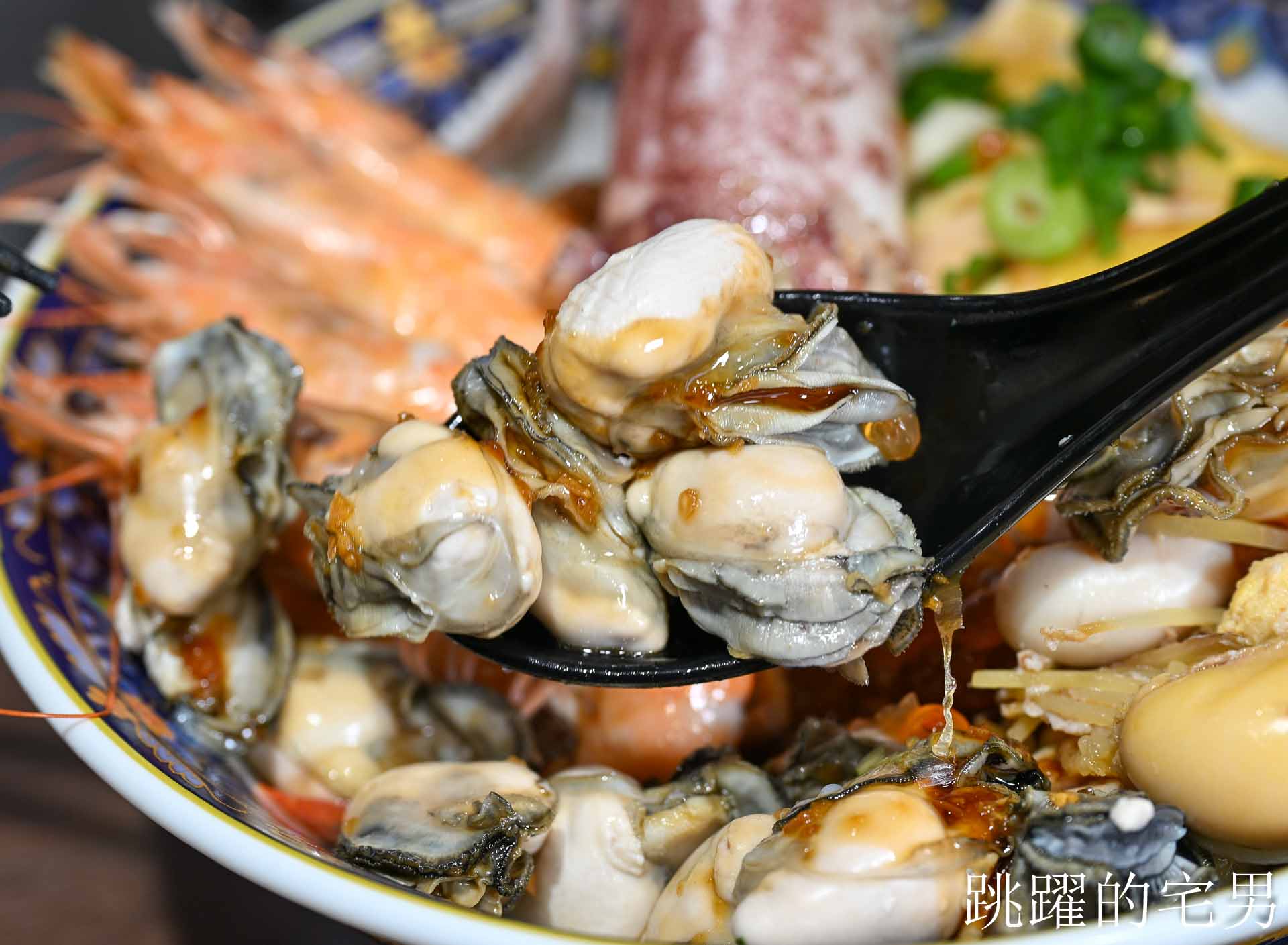 [花蓮美食]招弟大飯店-傳統平價小吃擁有高質感用餐空間，手工肉卷、滷雞爪也太好吃啦! 超浮誇滿載雞佛、鮮蚵、鮭魚子海鮮雞肉飯，鮮度直接破錶!  花蓮下午有營業餐廳