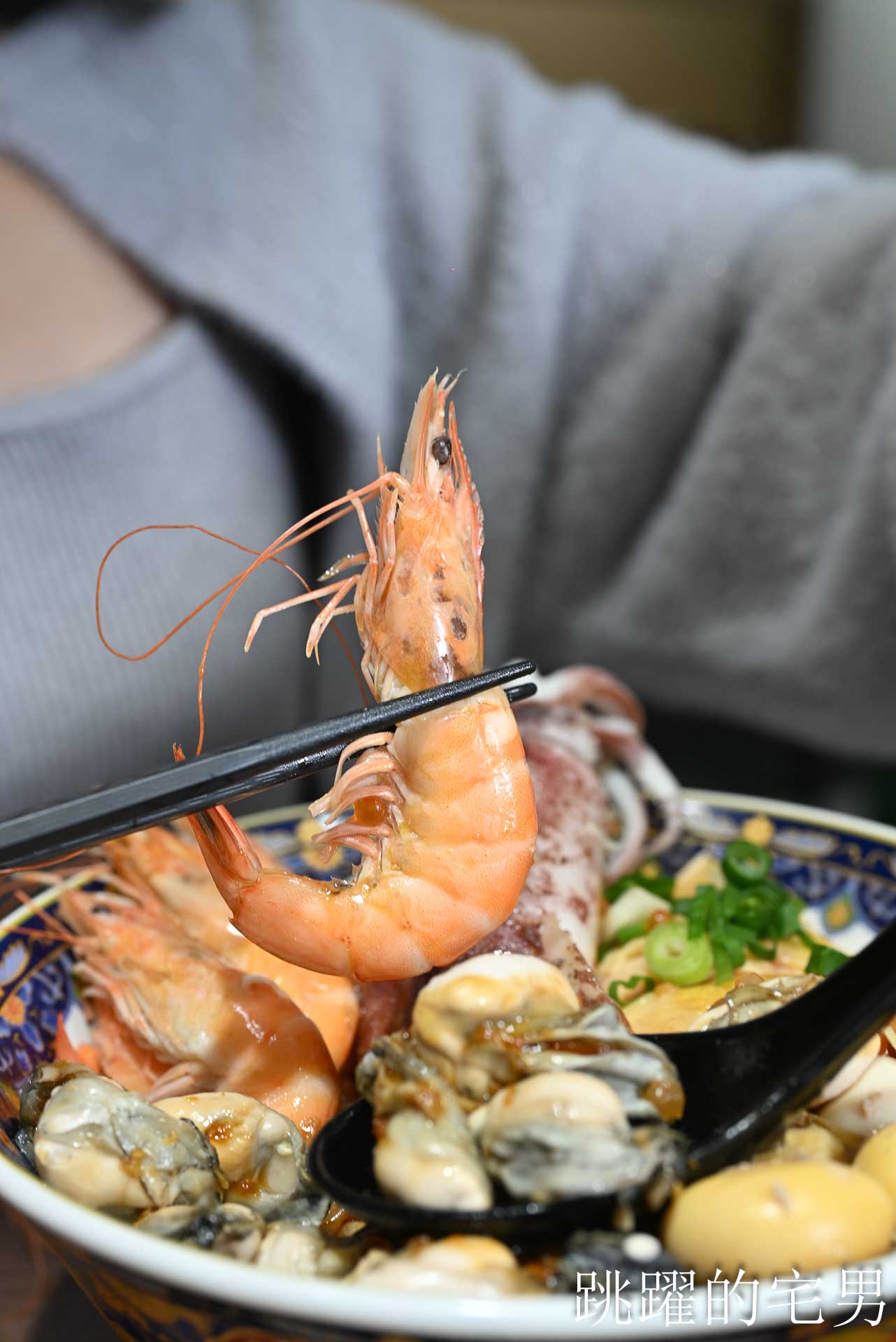 [花蓮美食]招弟大飯店-傳統平價小吃擁有高質感用餐空間，手工肉卷、滷雞爪也太好吃啦! 超浮誇滿載雞佛、鮮蚵、鮭魚子海鮮雞肉飯，鮮度直接破錶!  花蓮下午有營業餐廳