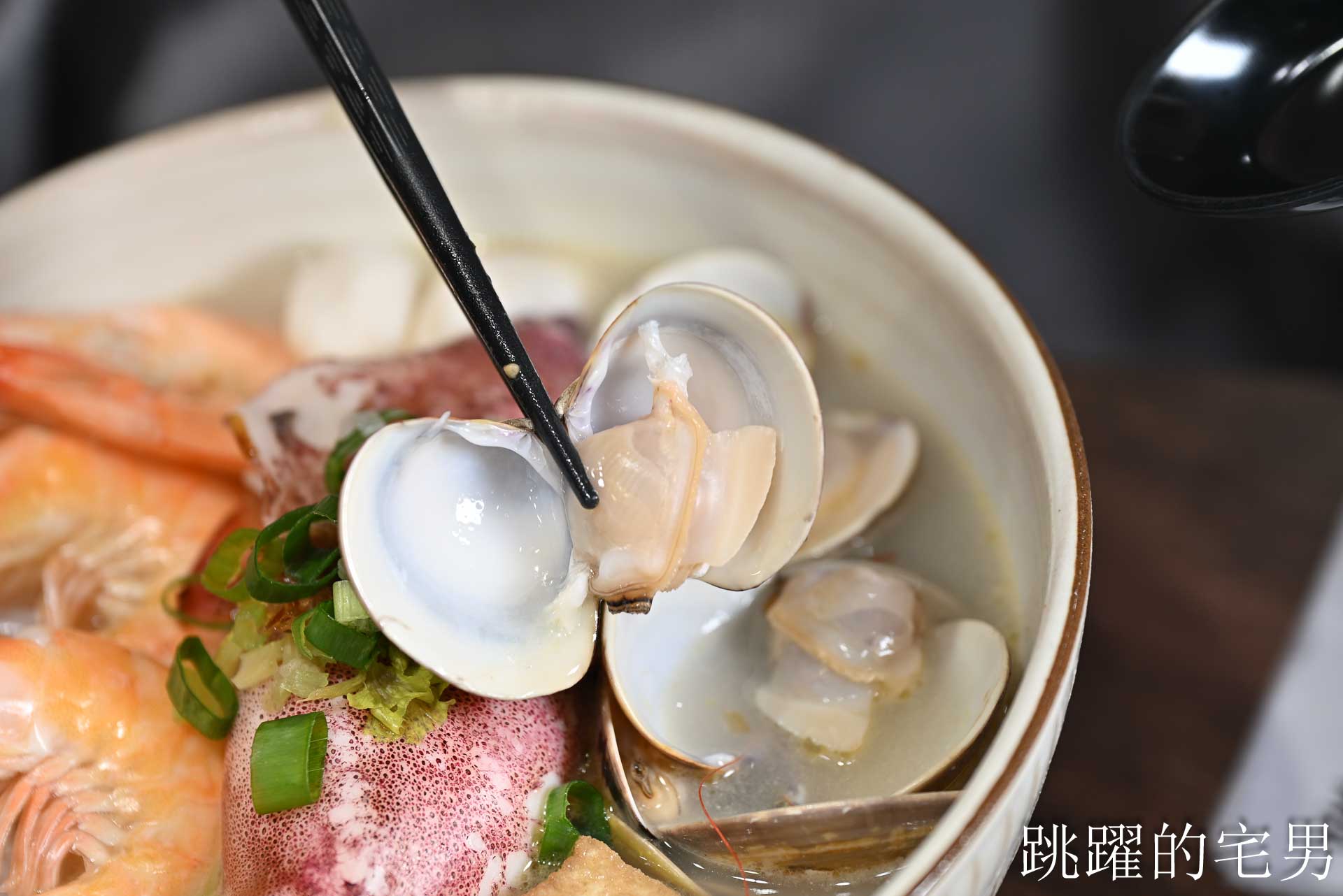 [花蓮美食]招弟大飯店-傳統平價小吃擁有高質感用餐空間，手工肉卷、滷雞爪也太好吃啦! 超浮誇滿載雞佛、鮮蚵、鮭魚子海鮮雞肉飯，鮮度直接破錶!  花蓮下午有營業餐廳