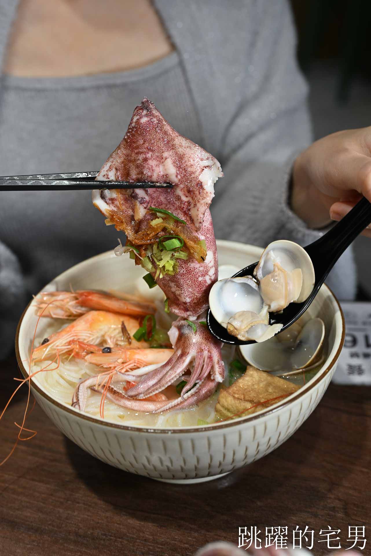 [花蓮美食]招弟大飯店-傳統平價小吃擁有高質感用餐空間，手工肉卷、滷雞爪也太好吃啦! 超浮誇滿載雞佛、鮮蚵、鮭魚子海鮮雞肉飯，鮮度直接破錶!  花蓮下午有營業餐廳