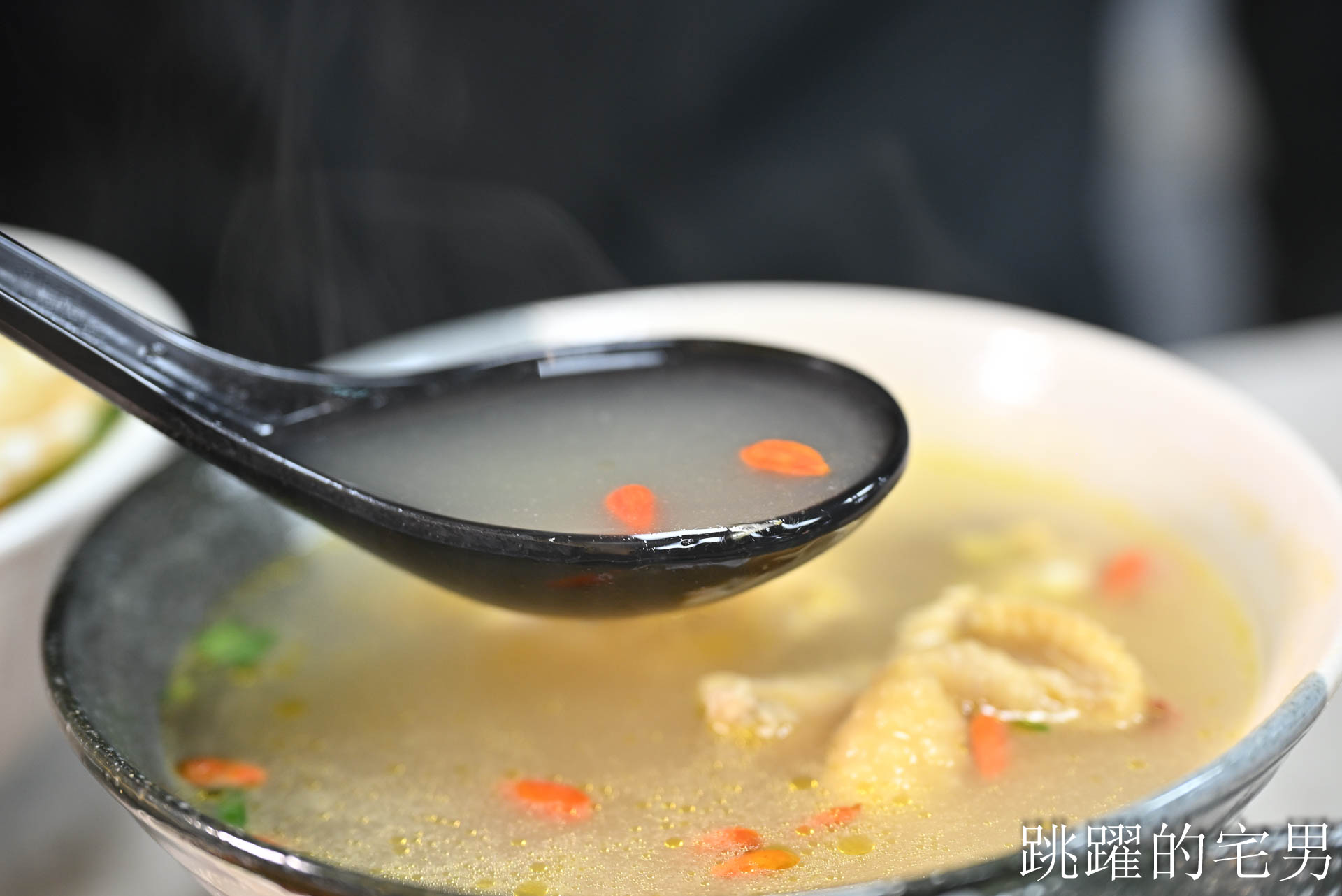 [花蓮美食]陳家食堂-開到深夜的花蓮雞肉飯！美味雞肉＋香菇雞湯超滿足，控肉飯必須搭配免費小魚乾辣椒超夠味!  花蓮宵夜