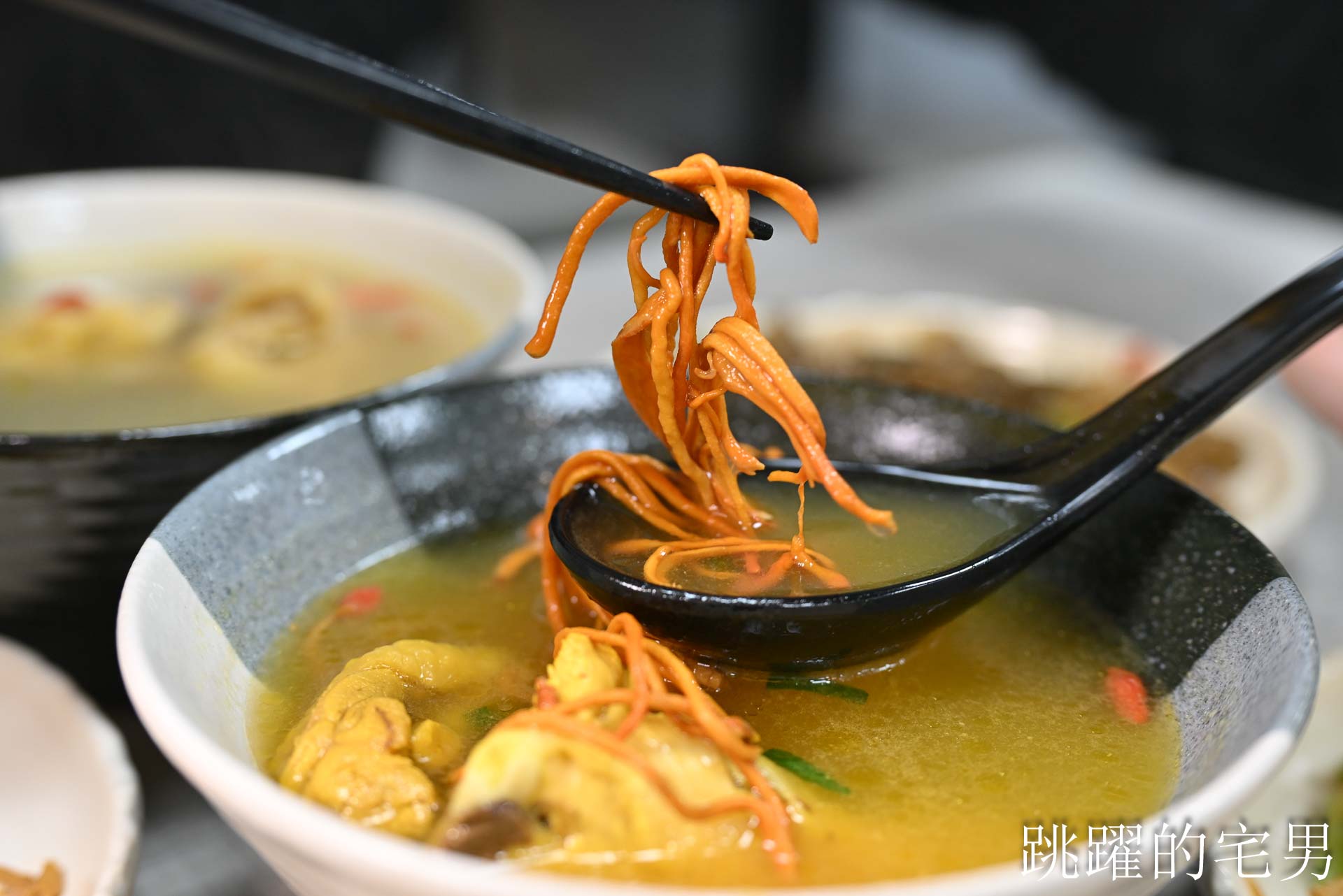 [花蓮美食]陳家食堂-開到深夜的花蓮雞肉飯！美味雞肉＋香菇雞湯超滿足，控肉飯必須搭配免費小魚乾辣椒超夠味!  花蓮宵夜