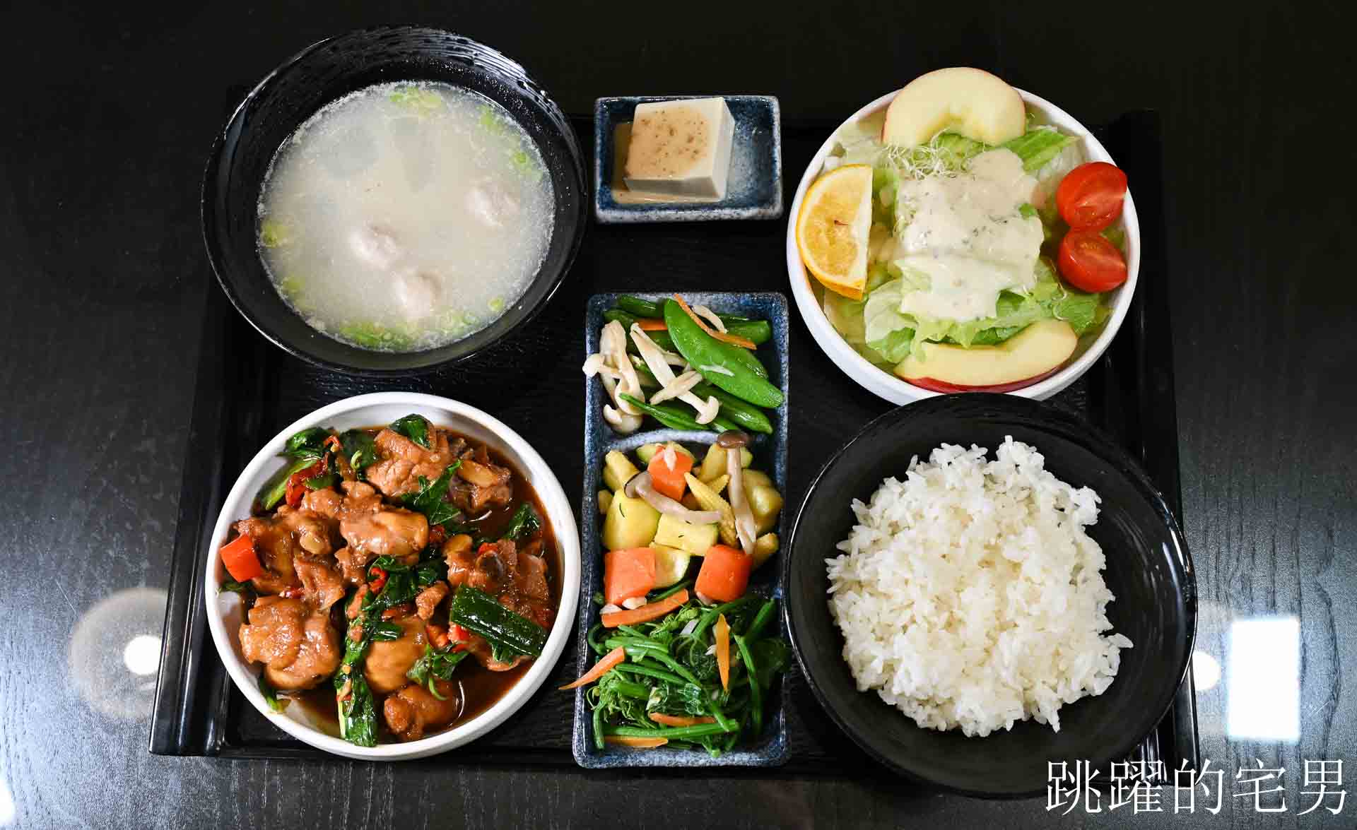 [花蓮美食]大合食光簡餐-80元就能咖啡飲料暢飲到凌晨2點？這家花蓮簡餐根本南部物價，三杯雞、腿庫飯一定要點，花蓮宵夜推薦