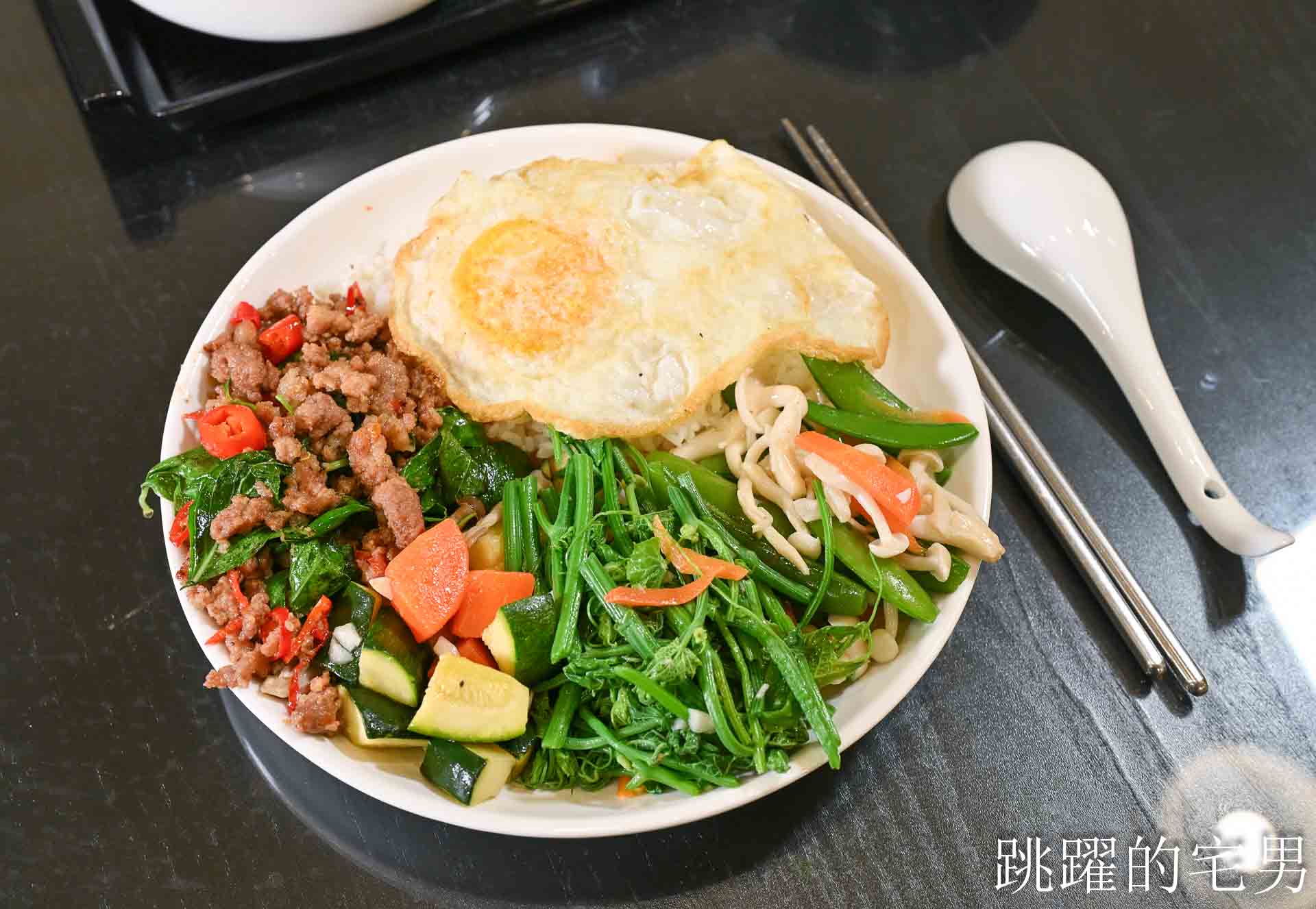 [花蓮美食]大合食光簡餐-80元就能咖啡飲料暢飲到凌晨2點？這家花蓮簡餐根本南部物價，三杯雞、腿庫飯一定要點，花蓮宵夜推薦