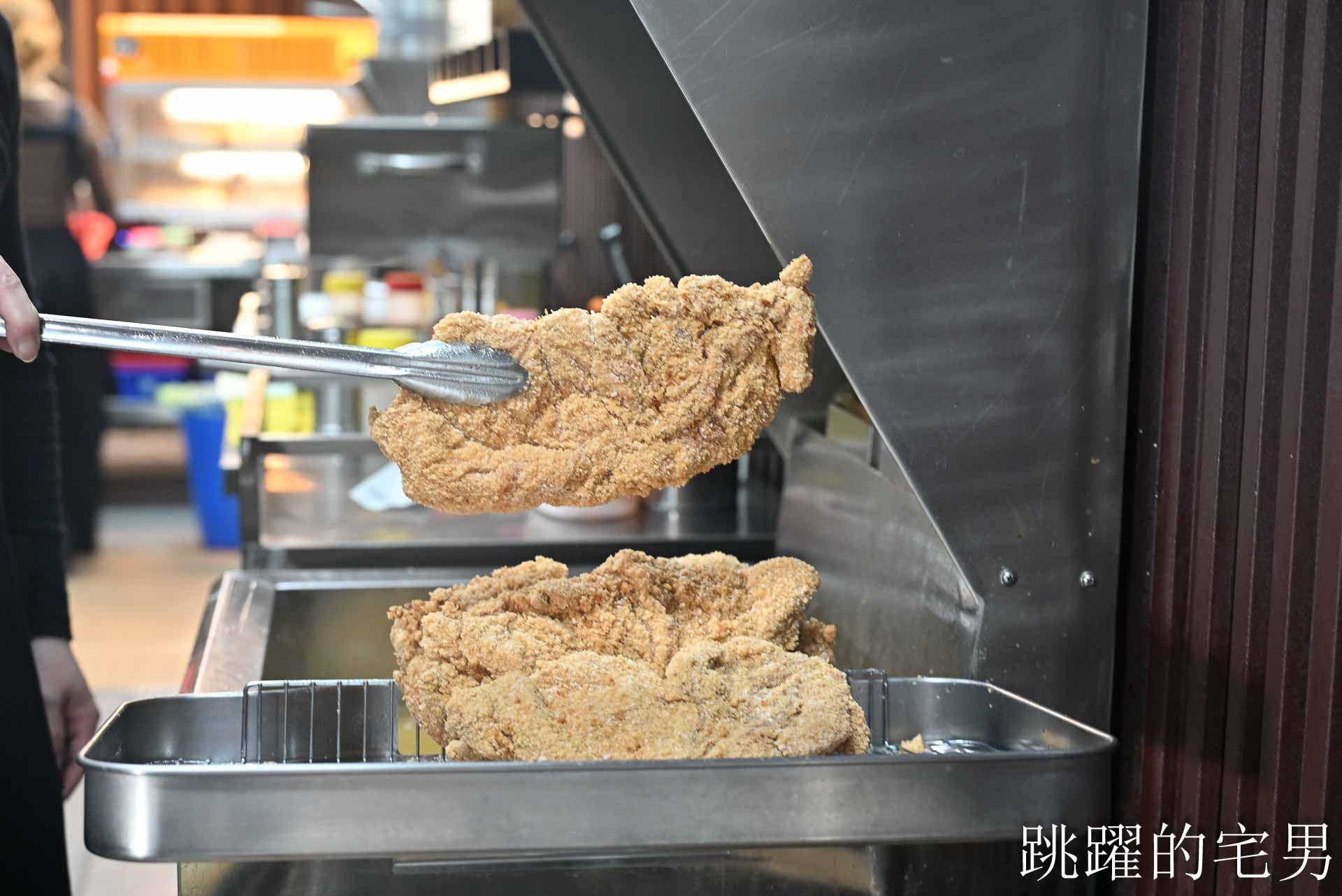 [花蓮鹹酥雞]盧記沾醬雞排中正店-這家花蓮炸雞皮絕對必點，沾醬超大雞排有夠爽! 使用脫油機吃起來更乾酥，開到凌晨1點的花蓮宵夜