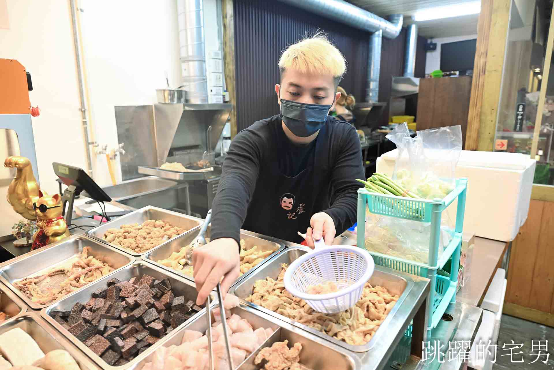 [花蓮鹹酥雞]盧記沾醬雞排中正店-這家花蓮炸雞皮絕對必點，沾醬超大雞排有夠爽! 使用脫油機吃起來更乾酥，開到凌晨1點的花蓮宵夜