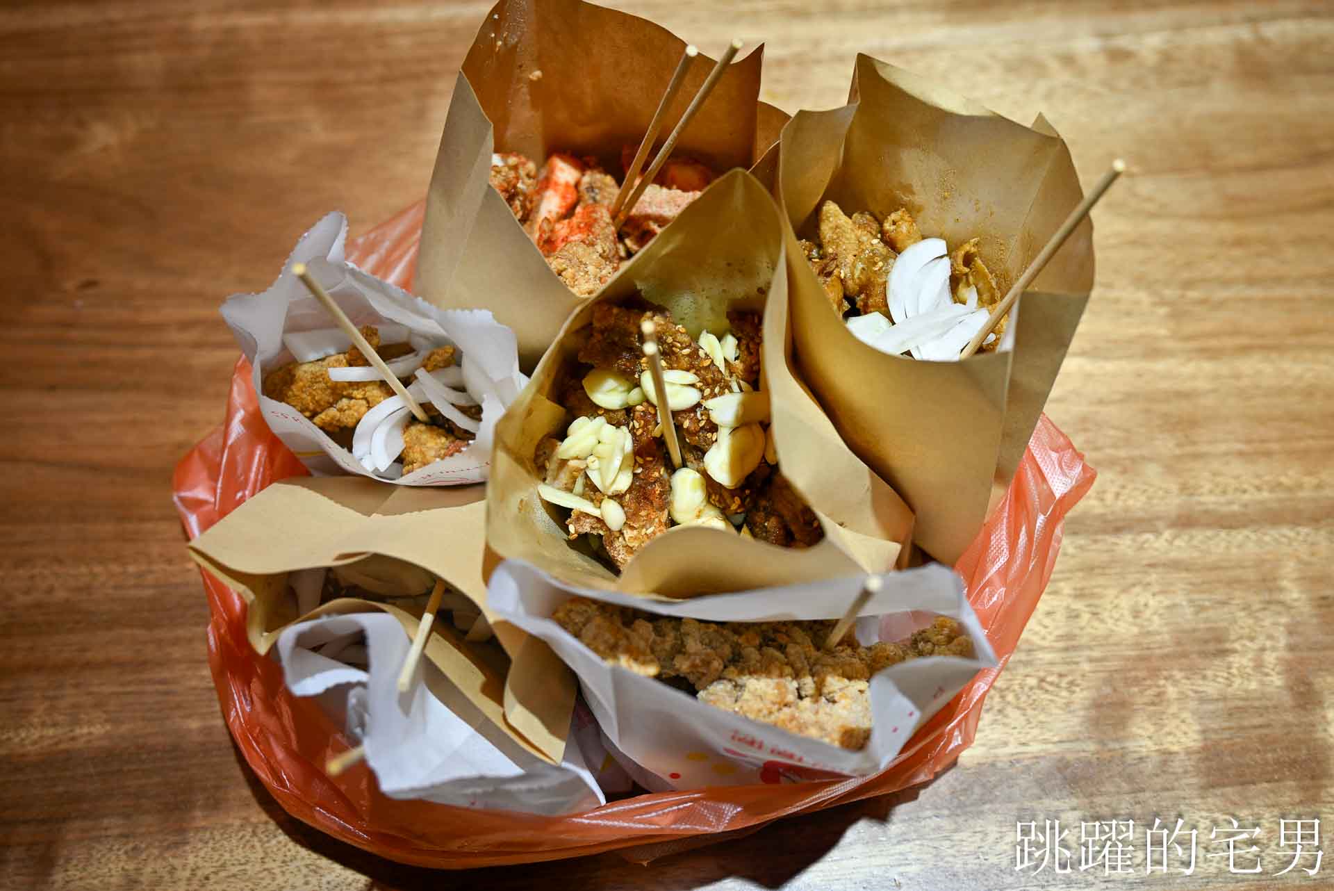 [花蓮鹹酥雞]盧記沾醬雞排中正店-這家花蓮炸雞皮絕對必點，沾醬超大雞排有夠爽! 使用脫油機吃起來更乾酥，開到凌晨1點的花蓮宵夜