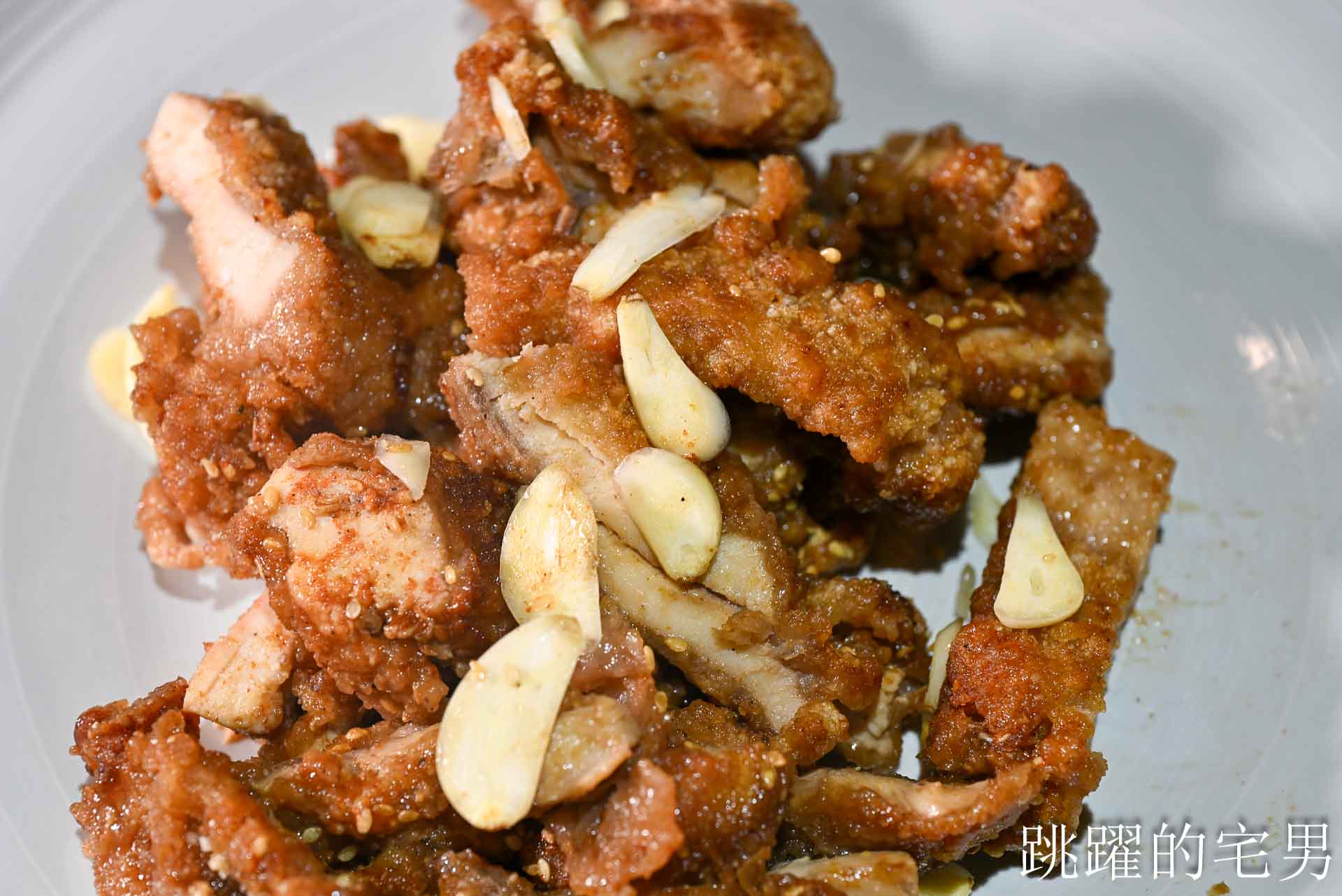 [花蓮鹹酥雞]盧記沾醬雞排中正店-這家花蓮炸雞皮絕對必點，沾醬超大雞排有夠爽! 使用脫油機吃起來更乾酥，開到凌晨1點的花蓮宵夜