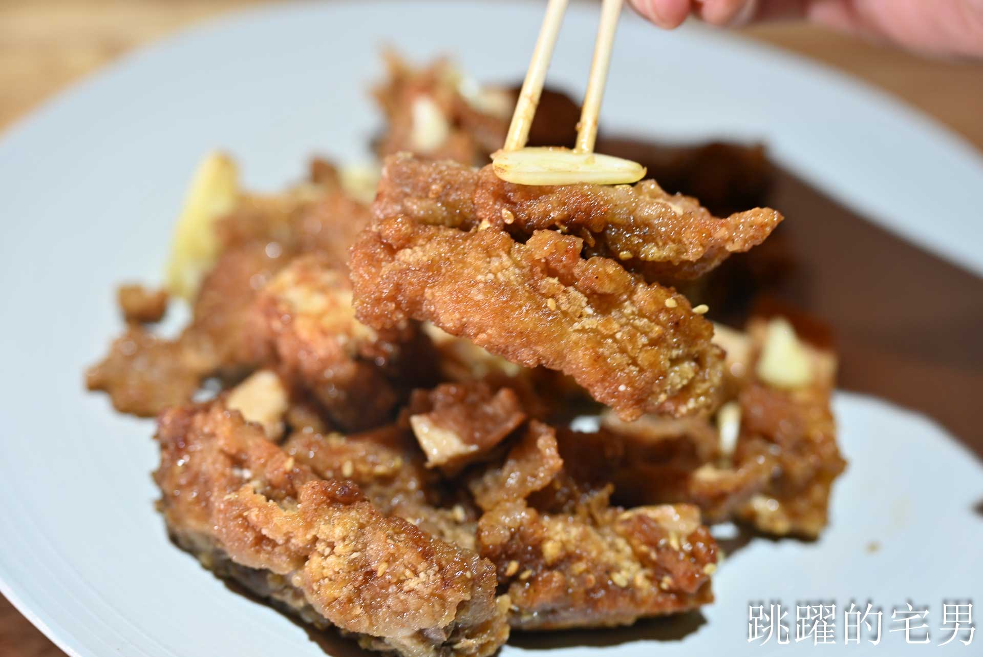 [花蓮鹹酥雞]盧記沾醬雞排中正店-這家花蓮炸雞皮絕對必點，沾醬超大雞排有夠爽! 使用脫油機吃起來更乾酥，開到凌晨1點的花蓮宵夜