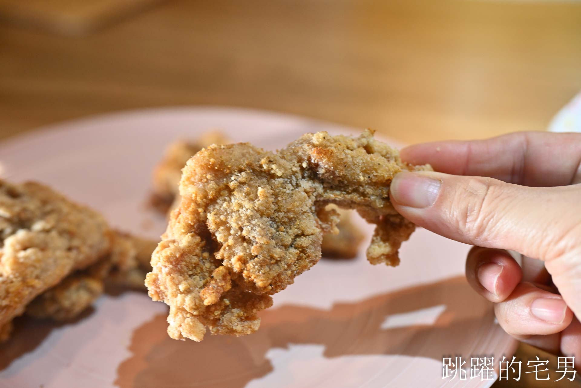 [花蓮鹹酥雞]盧記沾醬雞排中正店-這家花蓮炸雞皮絕對必點，沾醬超大雞排有夠爽! 使用脫油機吃起來更乾酥，開到凌晨1點的花蓮宵夜