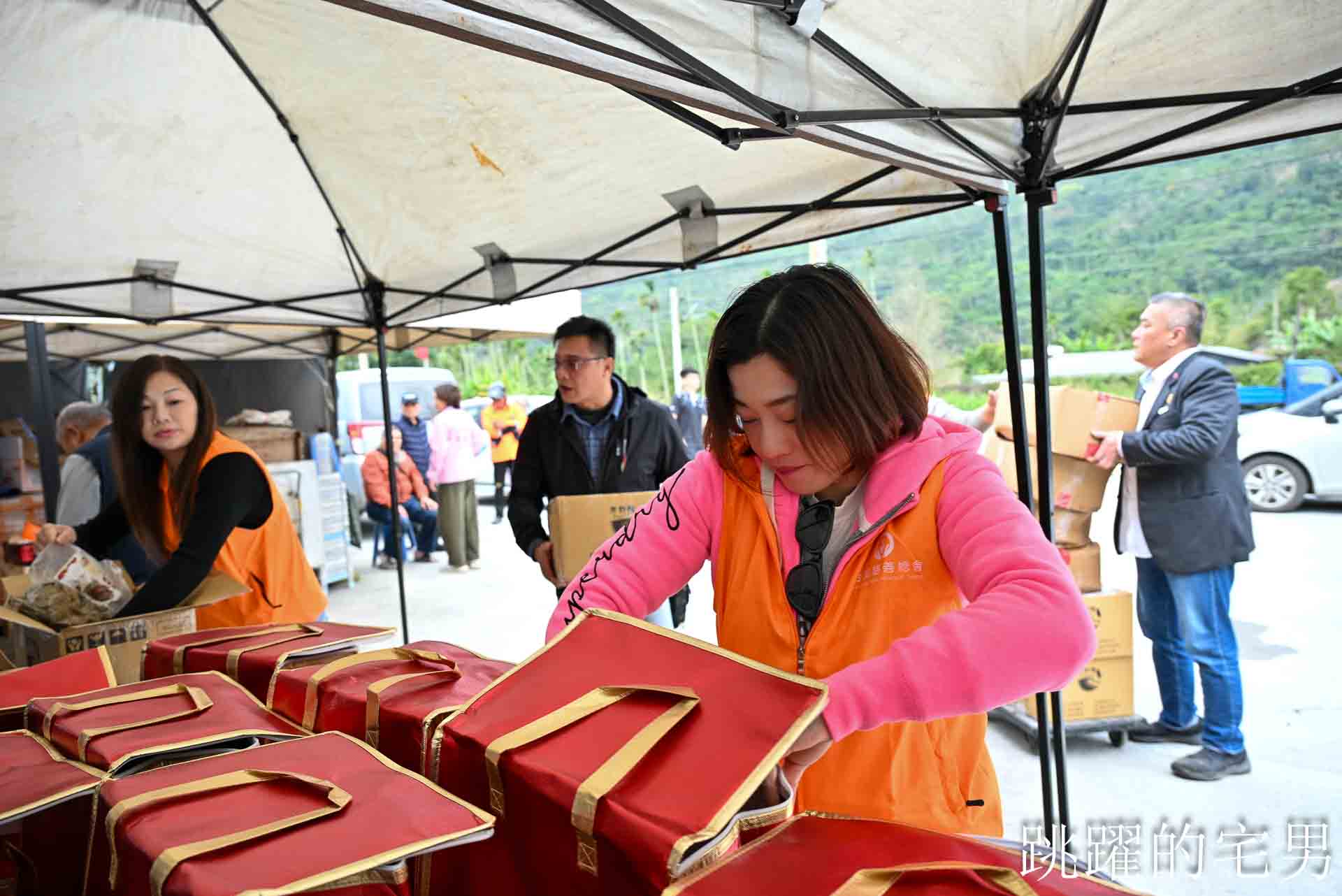[花蓮慈善活動]台灣慈善總會創辦人-鄭龍水赴光復鄉為災後家庭發放年菜