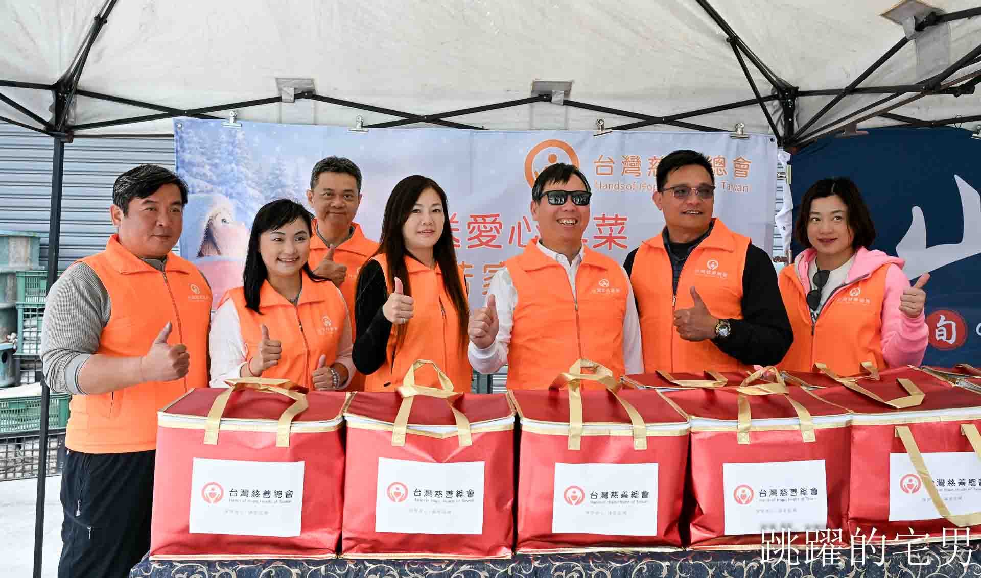 [花蓮慈善活動]台灣慈善總會創辦人-鄭龍水赴光復鄉為災後家庭發放年菜