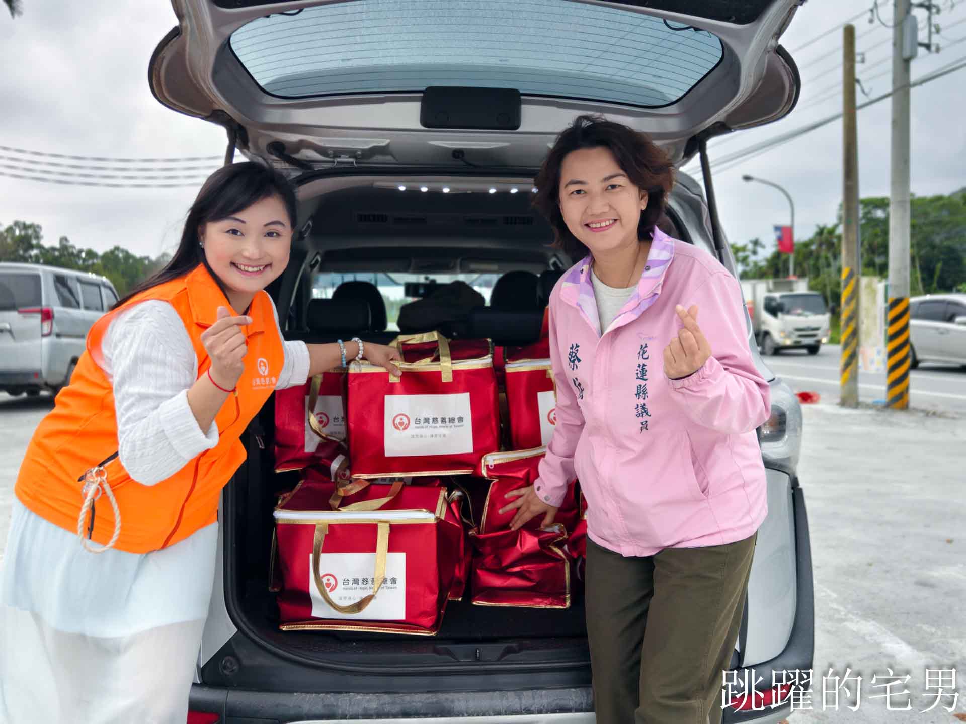 [花蓮慈善活動]台灣慈善總會創辦人-鄭龍水赴光復鄉為災後家庭發放年菜