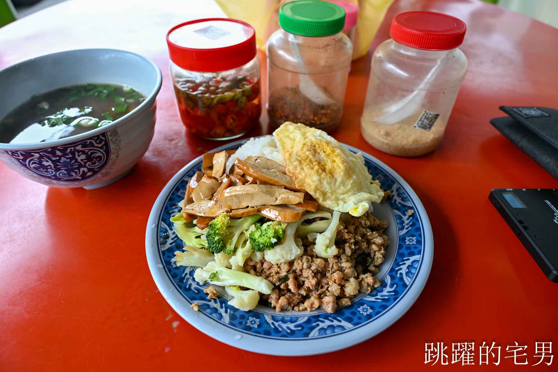 [花蓮美食]美崙牛雜湯-泰國阿姨來花蓮開泰國小吃，牛雜湯50元滿滿肉C/P值超高，花蓮平價美食