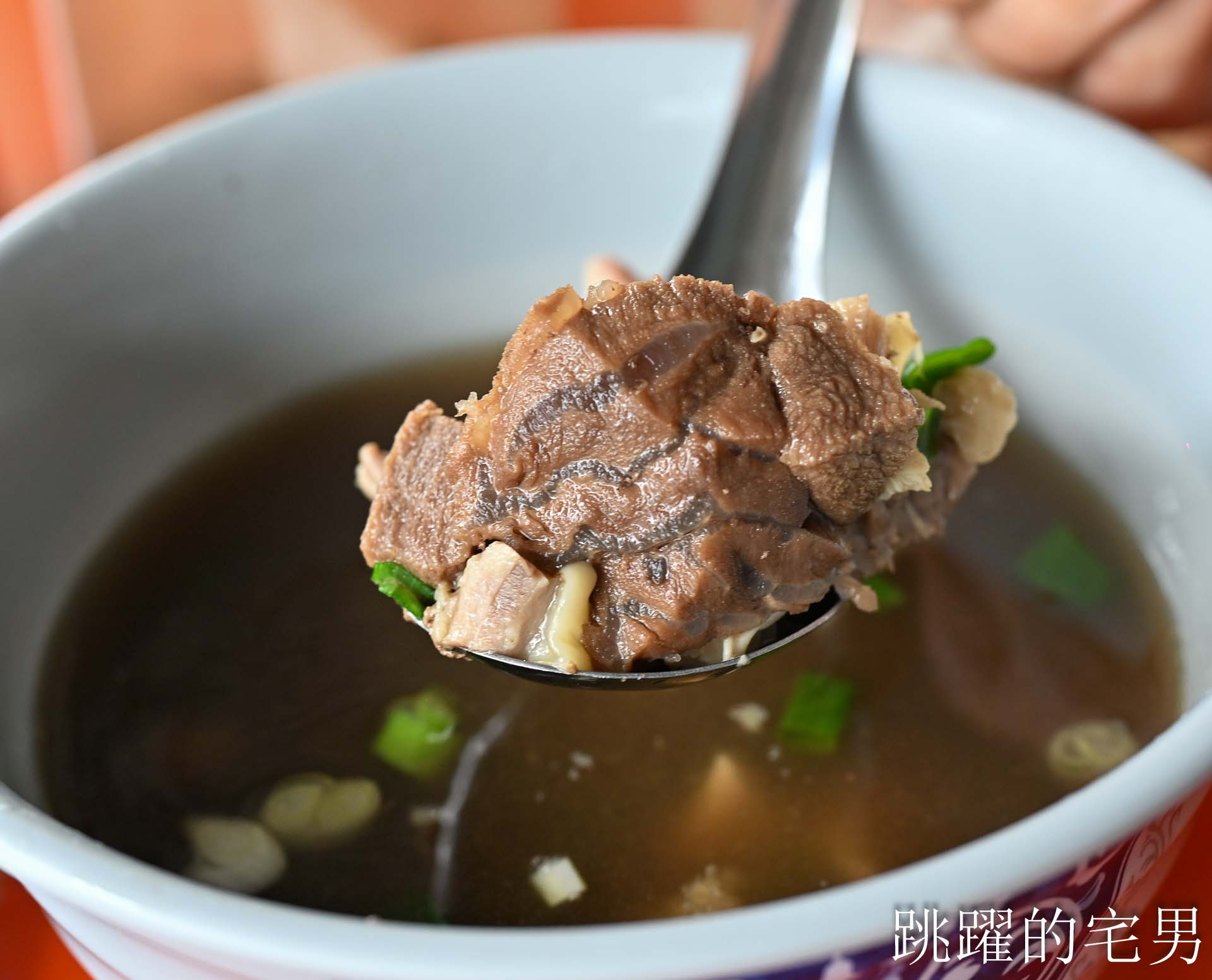 [花蓮美食]美崙牛雜湯-泰國阿姨來花蓮開泰國小吃，牛雜湯50元滿滿肉C/P值超高，花蓮平價美食