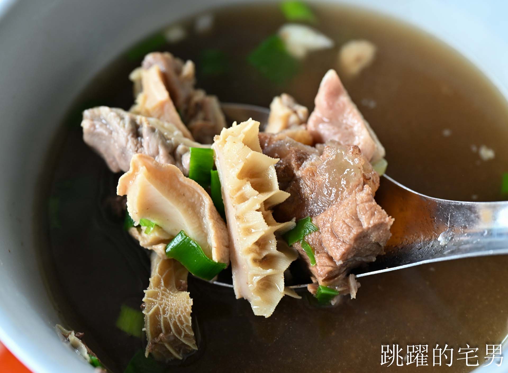 [花蓮美食]美崙牛雜湯-泰國阿姨來花蓮開泰國小吃，牛雜湯50元滿滿肉C/P值超高，花蓮平價美食