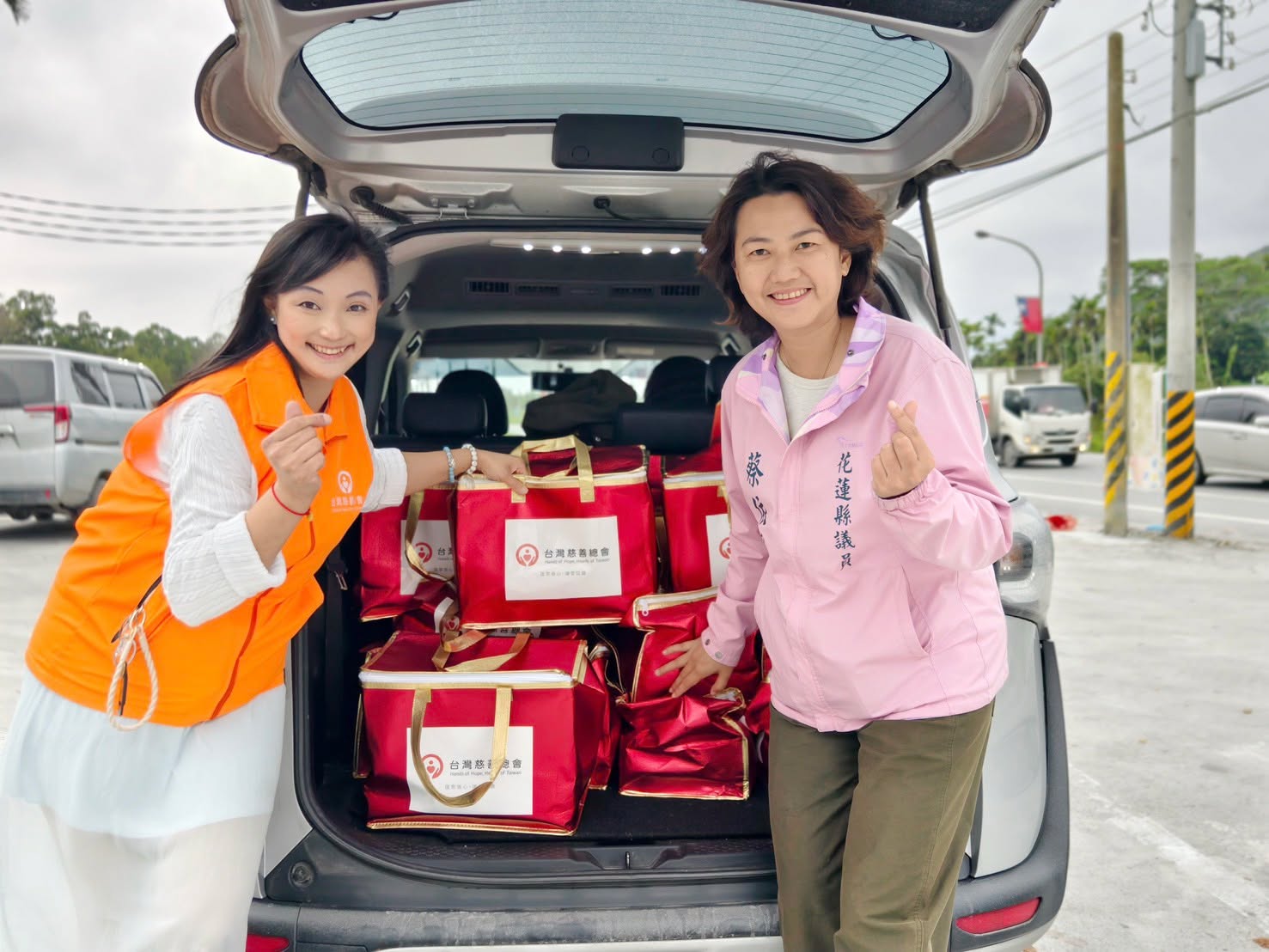 [花蓮慈善活動]台灣慈善總會創辦人-鄭龍水赴光復鄉為災後家庭發放年菜