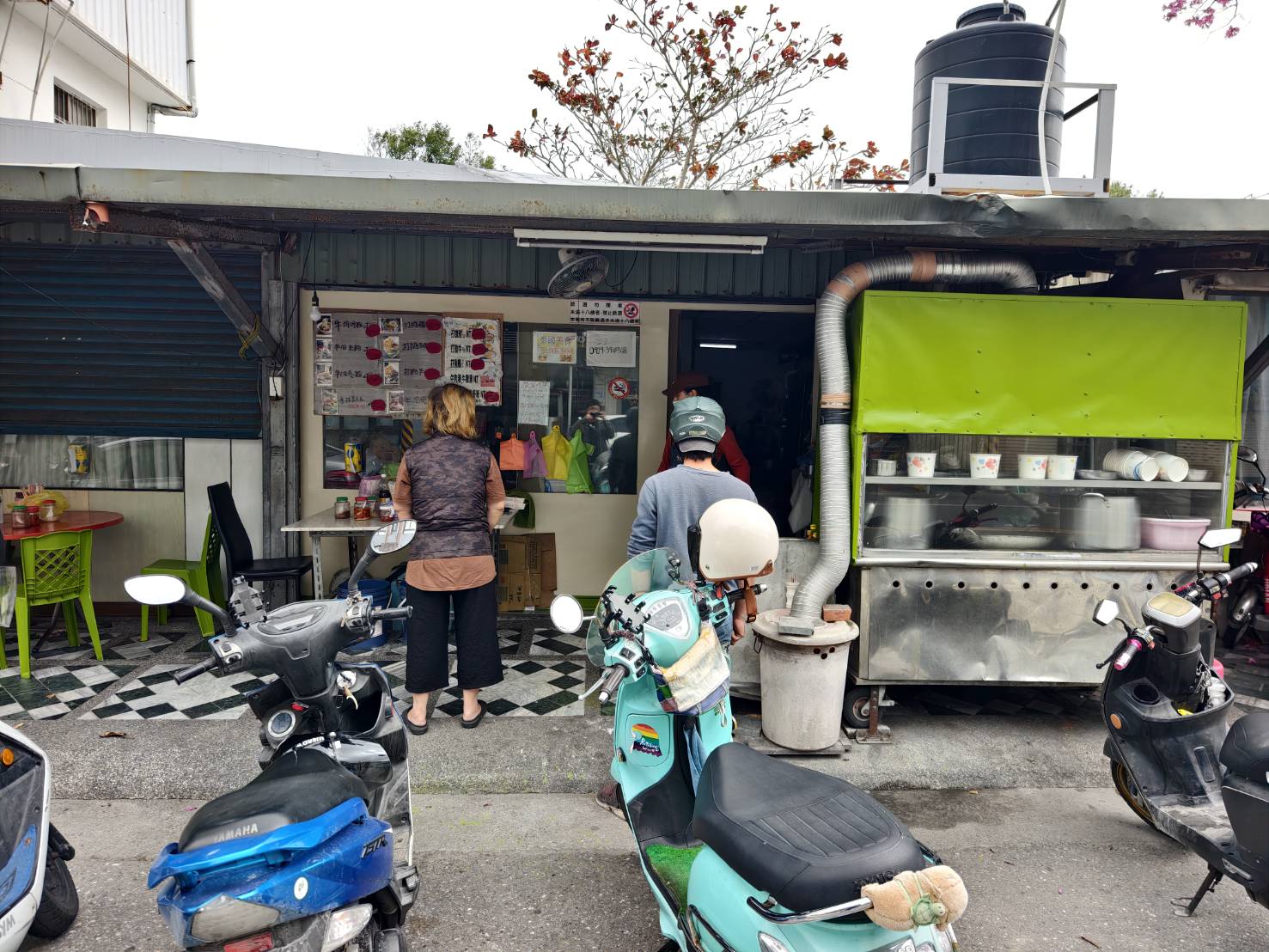 [花蓮美食]美崙牛雜湯-泰國阿姨來花蓮開泰國小吃，牛雜湯50元滿滿肉C/P值超高，花蓮平價美食