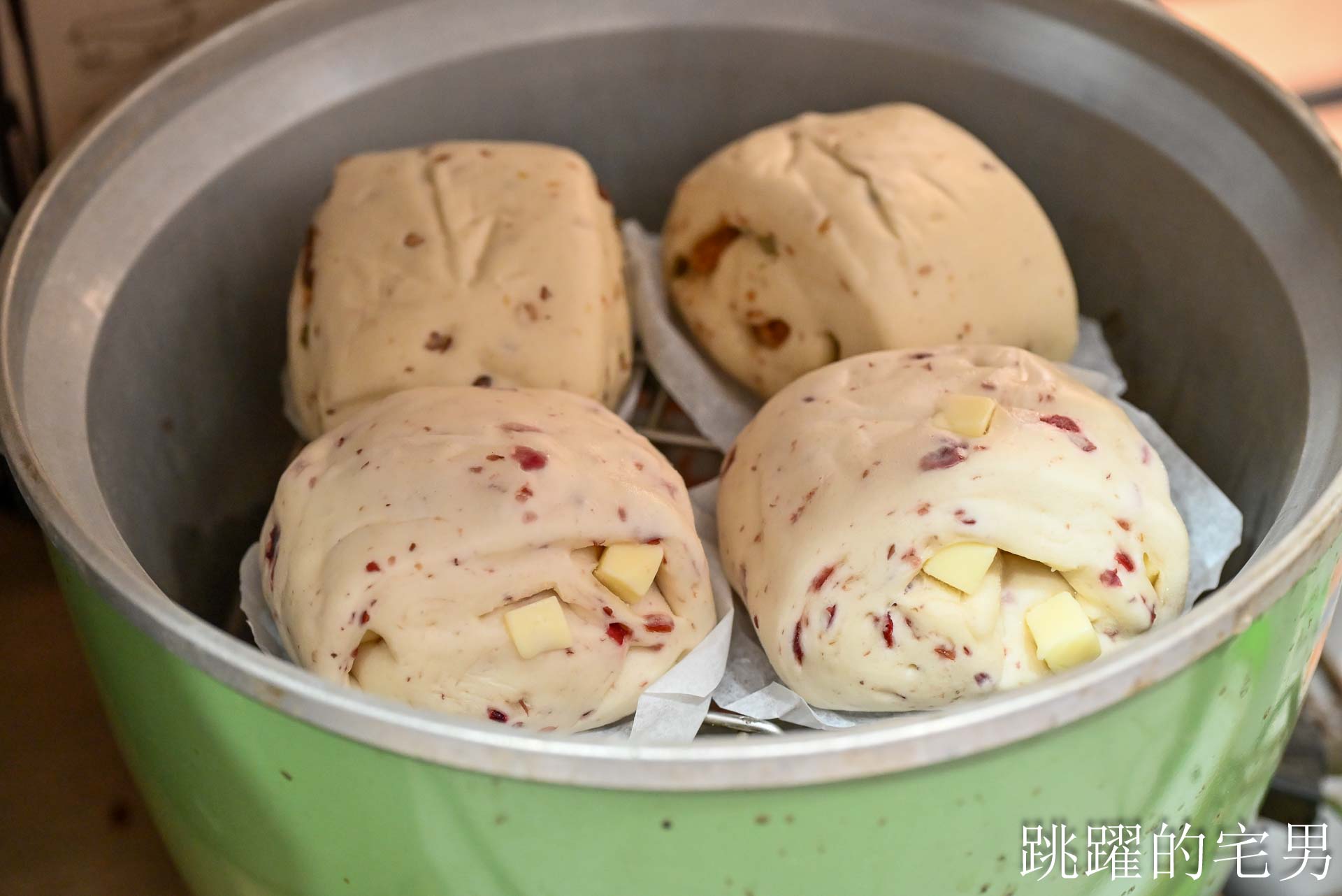 [宅配包子推薦]阿潘肉包-60年嘉義美食老麵包子獨特口感就是好!  扁魚香辣鮮肉包、手工十二折咖哩酥一吃就愛上，宅配美食推薦