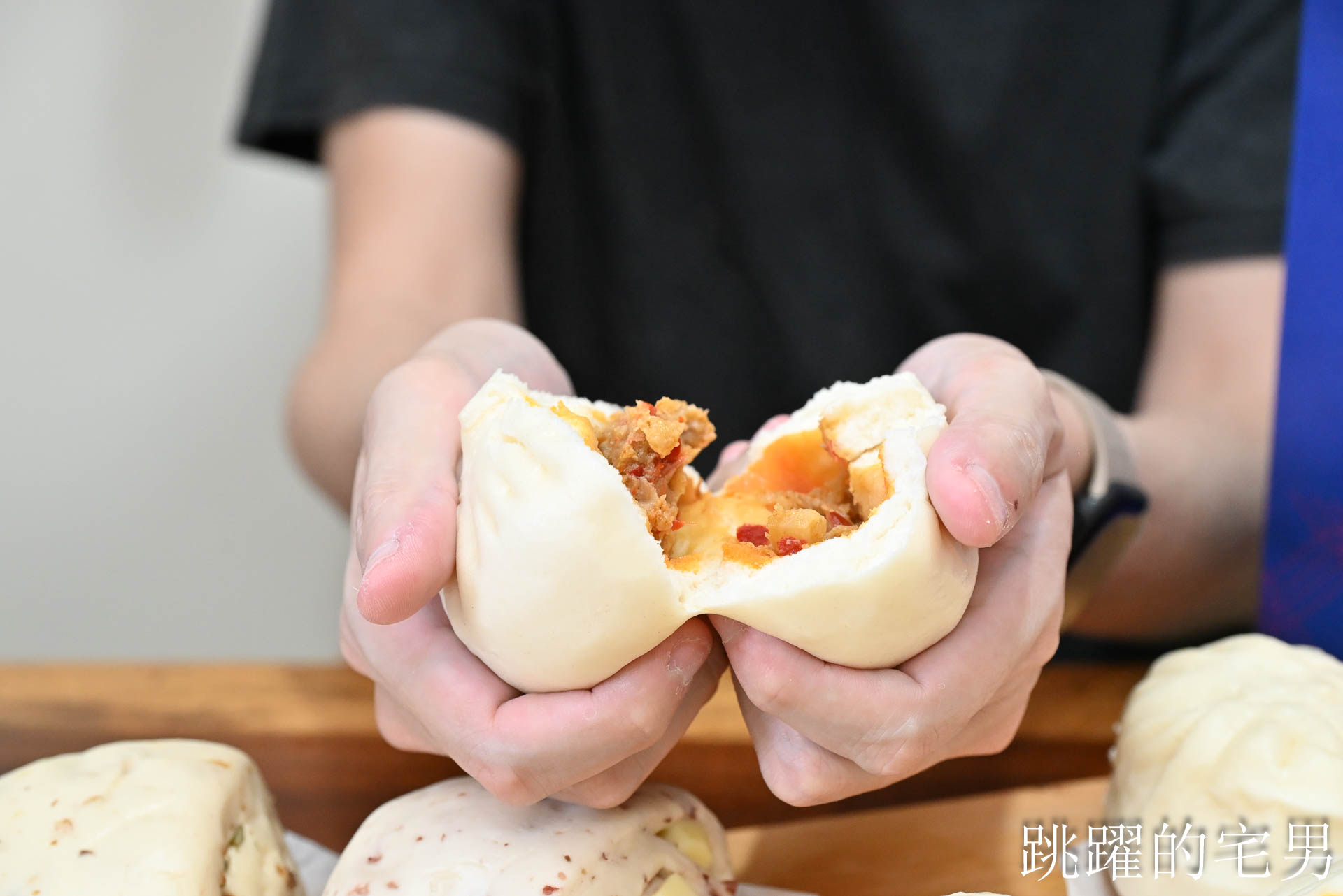 [宅配包子推薦]阿潘肉包-60年嘉義美食老麵包子獨特口感就是好!  扁魚香辣鮮肉包、手工十二折咖哩酥一吃就愛上，宅配美食推薦