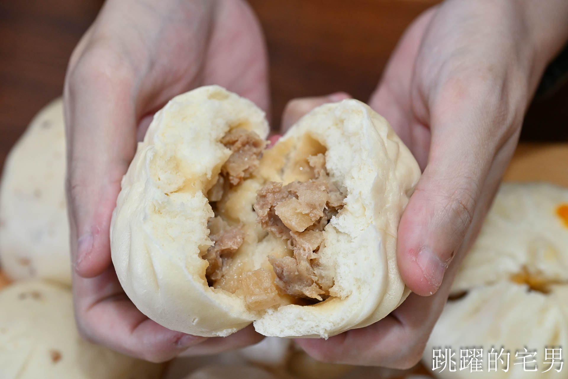 [宅配包子推薦]阿潘肉包-60年嘉義美食老麵包子獨特口感就是好!  扁魚香辣鮮肉包、手工十二折咖哩酥一吃就愛上，宅配美食推薦