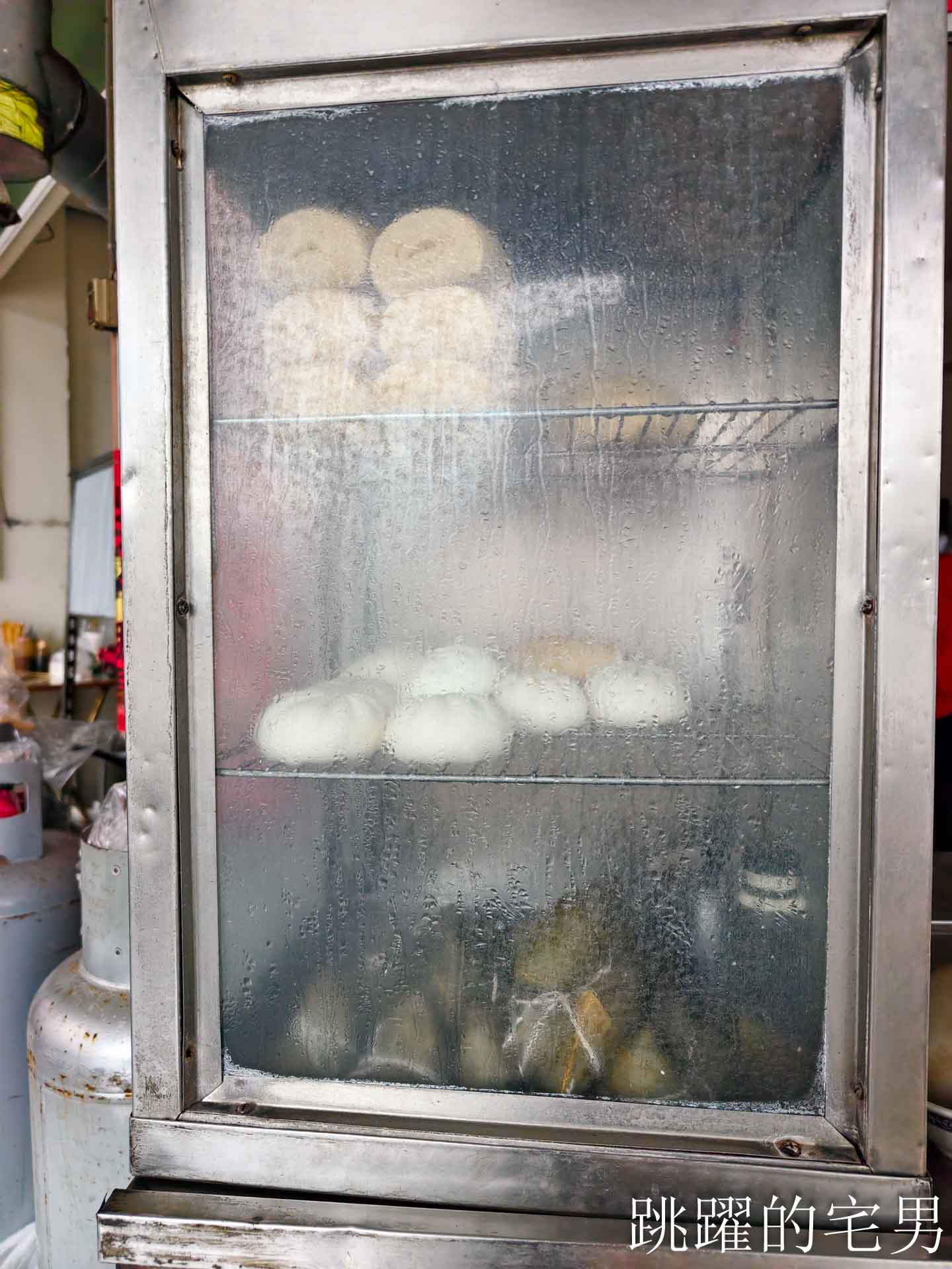 [花蓮早餐]自由街無名早餐店-40年花蓮老店老闆娘親切，超香蒜醬蘿蔔糕、蛋餅要配焦香豆漿