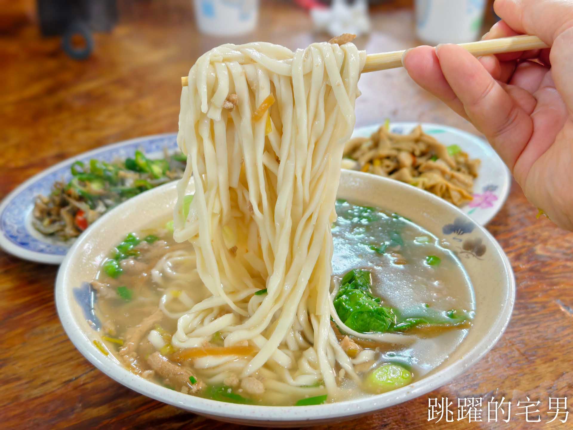 [花蓮吉安美食]南華麵店-小菜做得好，生意沒煩惱，炒雞腸讓我連吃三次愛到不行，台九線排隊小吃，必吃榨菜肉絲麵，南華麵店菜單，吉安早餐