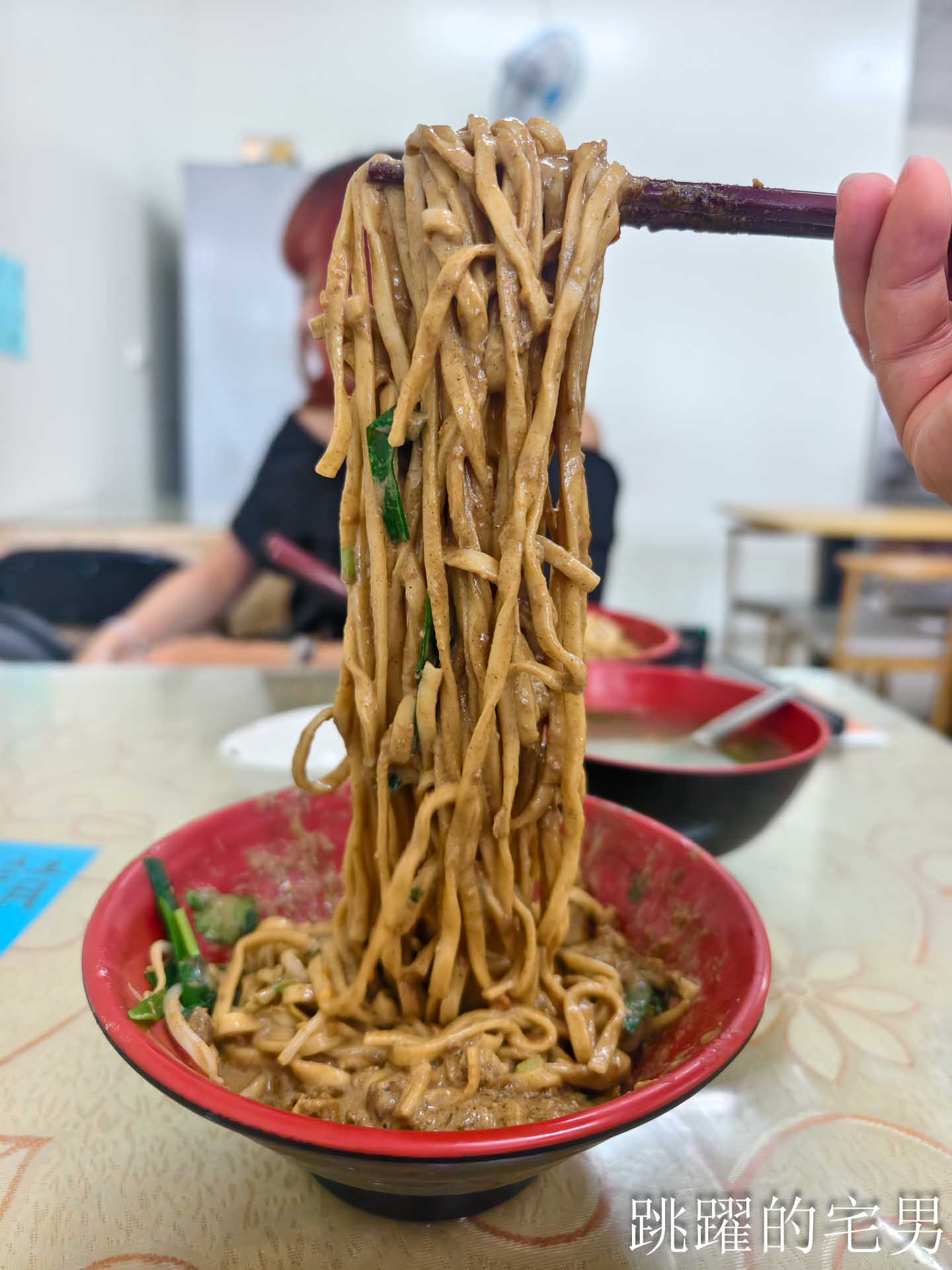 [花蓮美食]花東雄麵館-這家花蓮麻醬麵味道超濃郁一連吃3次，還附好喝清湯很解膩