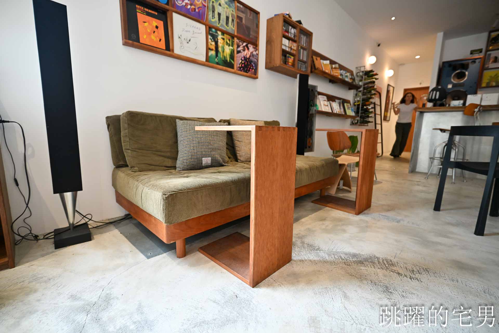 [花蓮咖啡廳]Radio car-真空管擴大機好音樂，抹茶拿鐵與檸檬派的花蓮深夜咖啡廳